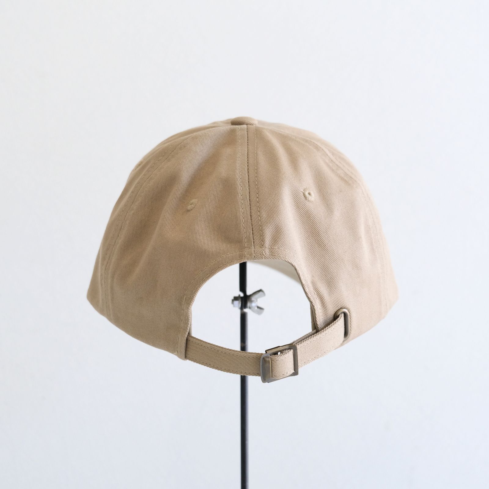 【残り1点】EMBROIDERY MID CAP（CAMEL）