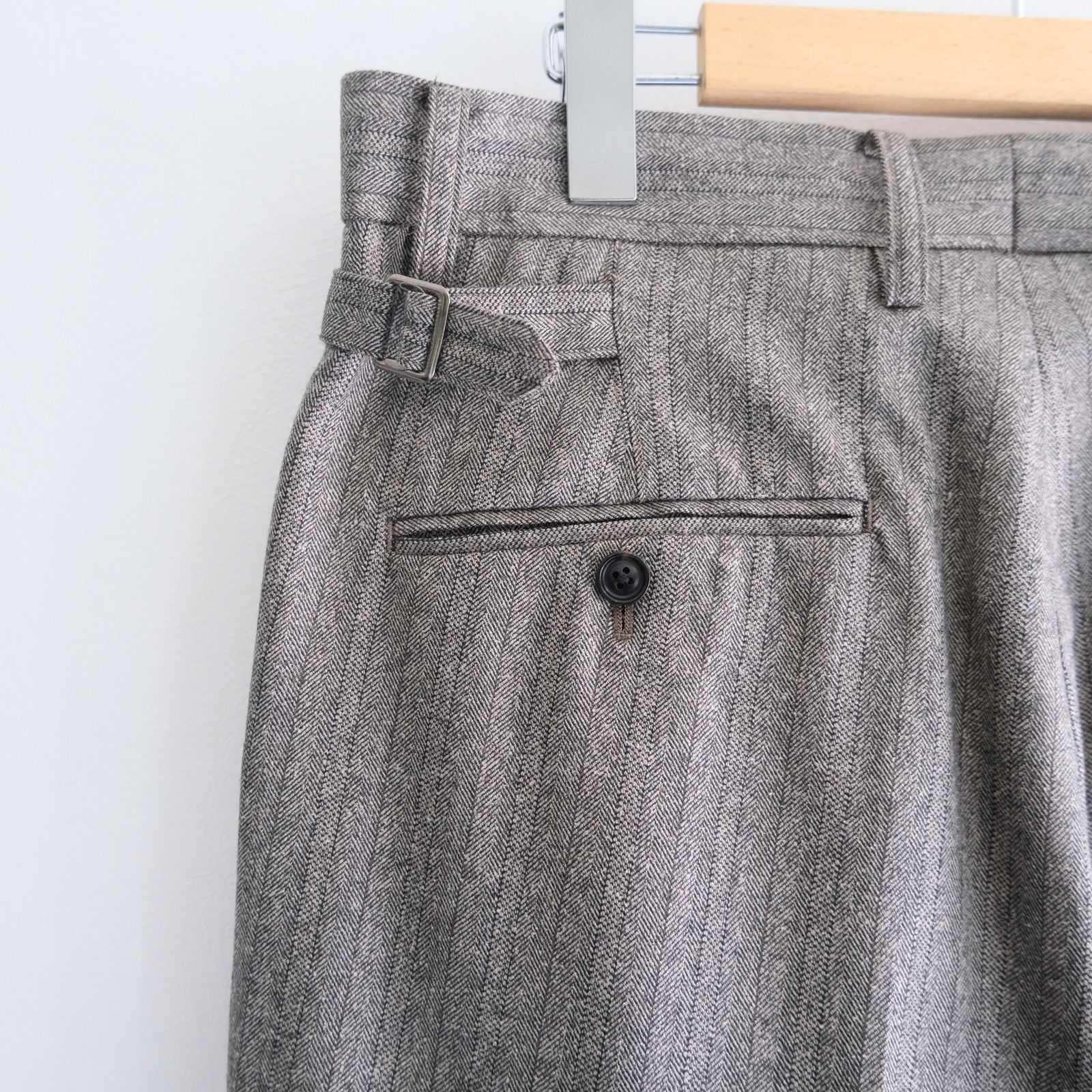 【残り1点】W/S HERRINGBONE STRIPE TUCKED TROUSERS（TAUPE GREY）