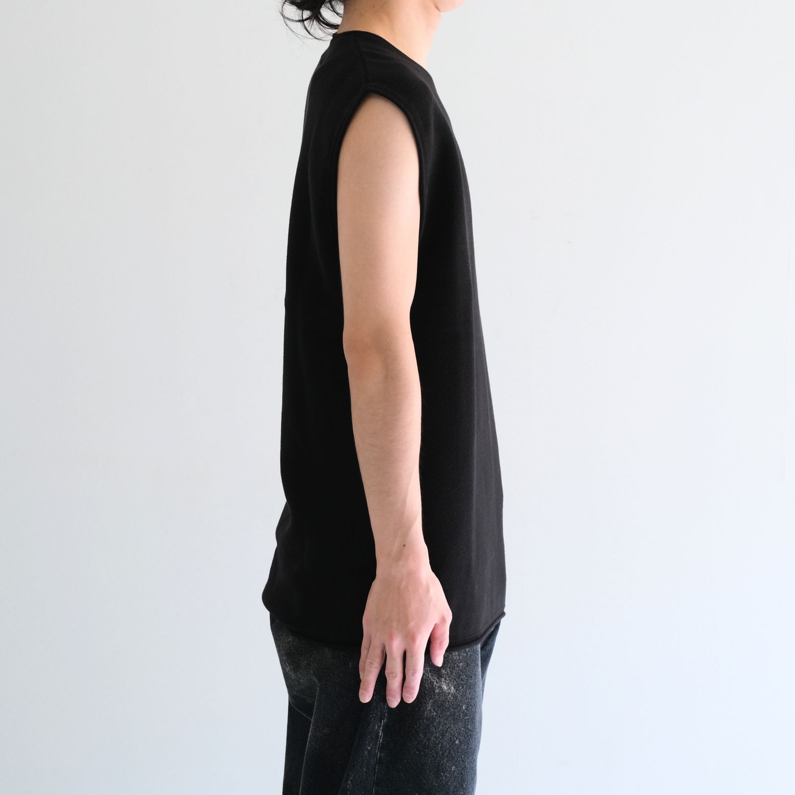 PREMIUM WIDE SHOULDER KNIT SLEEVELESS / プレミアムワイドショルダーニット ノースリーブ（ASPHALT BLACK）