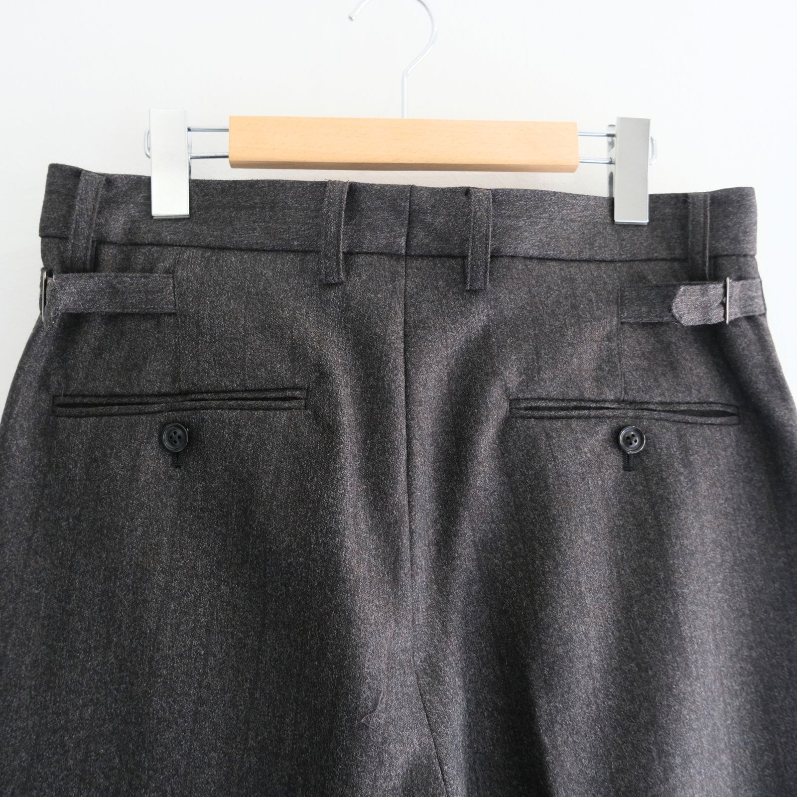 【残り1点】MELANGE BARATHEA STRIPE TUCKED TROUSERS（CHARCOAL BROWN）