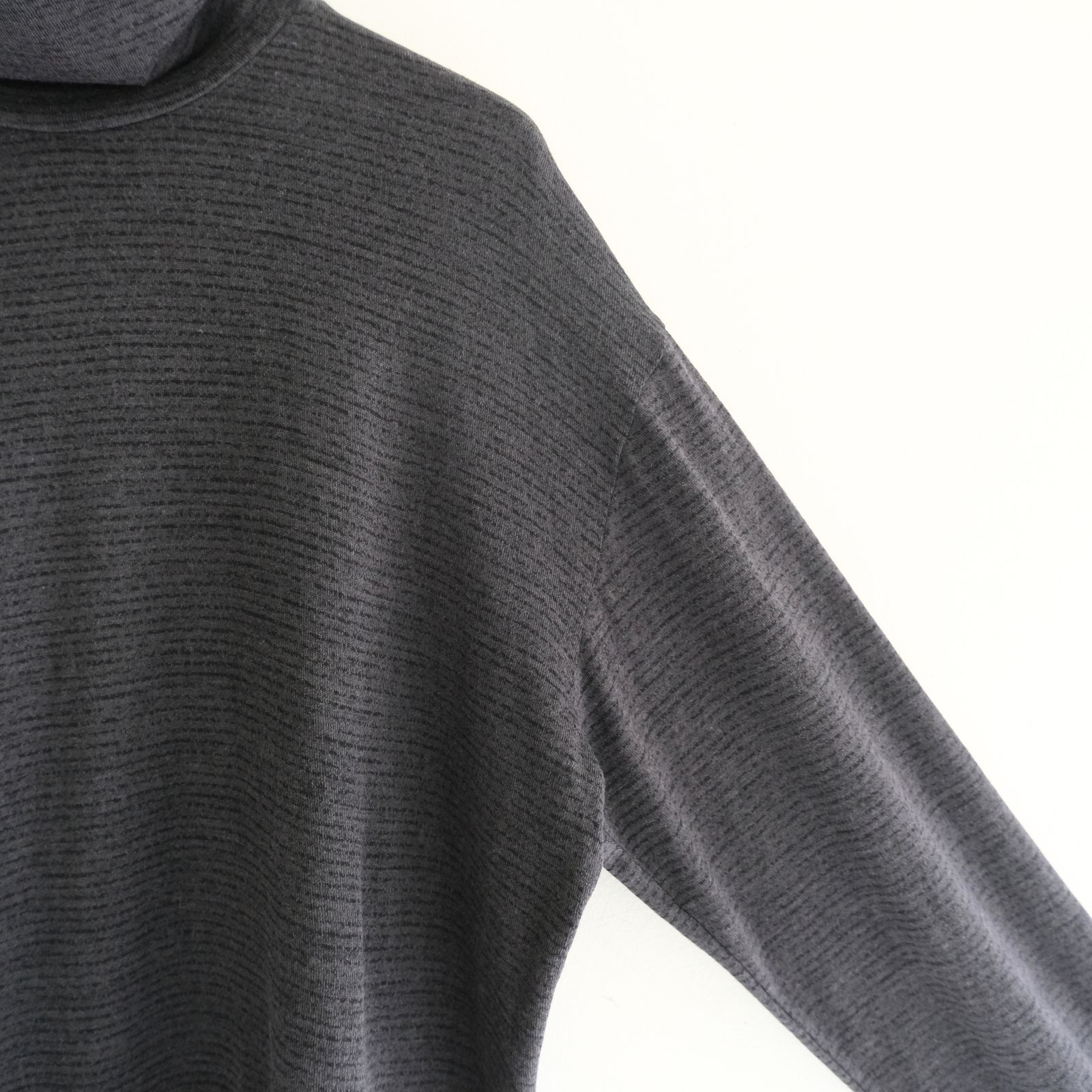 SUPER FINE WOOL COTTON TURTLE-NECK TOP（BORDER STRIPE）（BLACK×CHARCOAL）