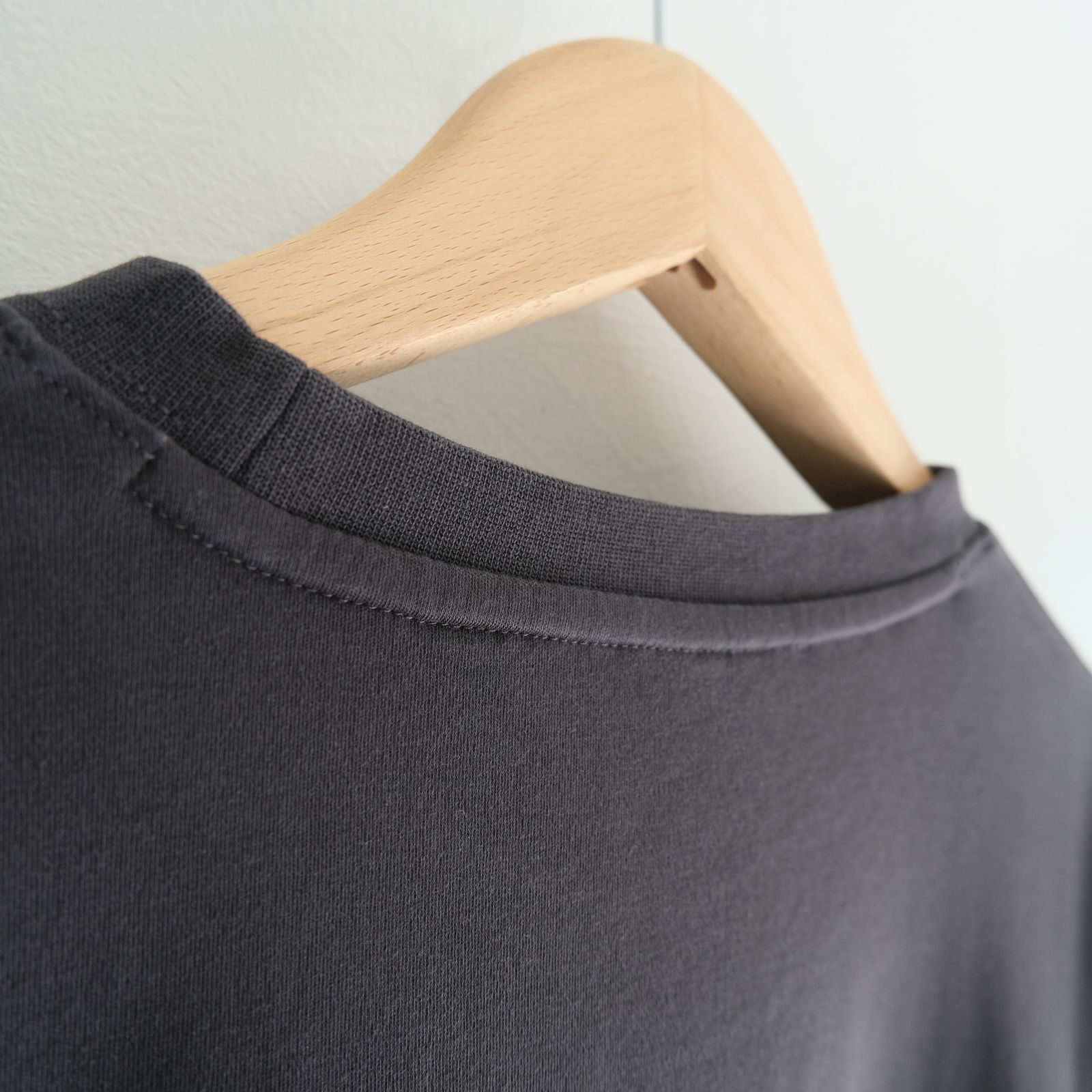 Basis L/S Tee / ベーシック長袖Tシャツ（GRAPHITE）
