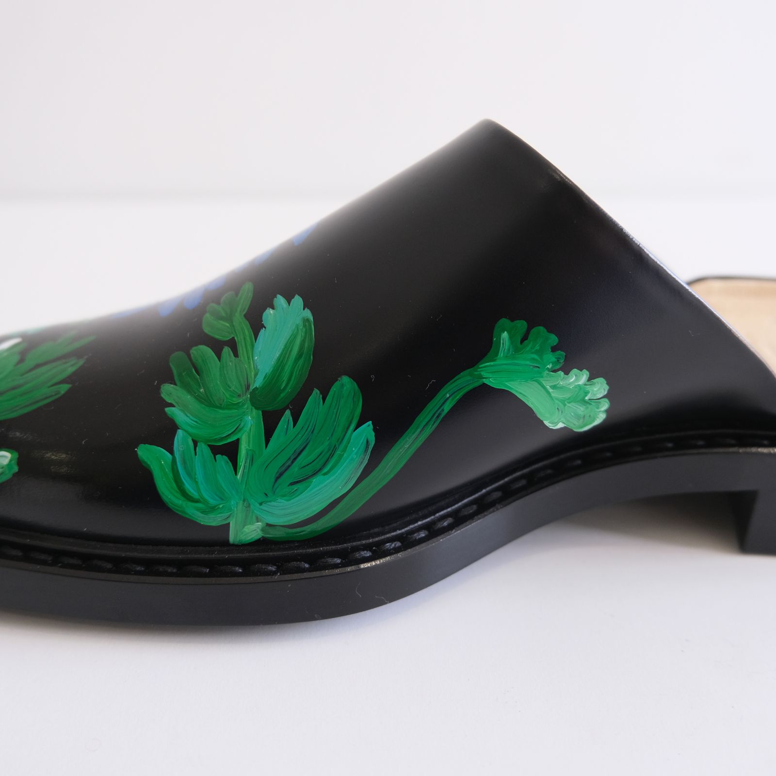 "BLOSSOM" Hand Painted Sandals by HARUTA feat. MIO YAMAMOTO / 「BLOSSOM」ハンド ペイント サンダル バイ ハルタ feat. ミオ ヤマモト（BLACK）