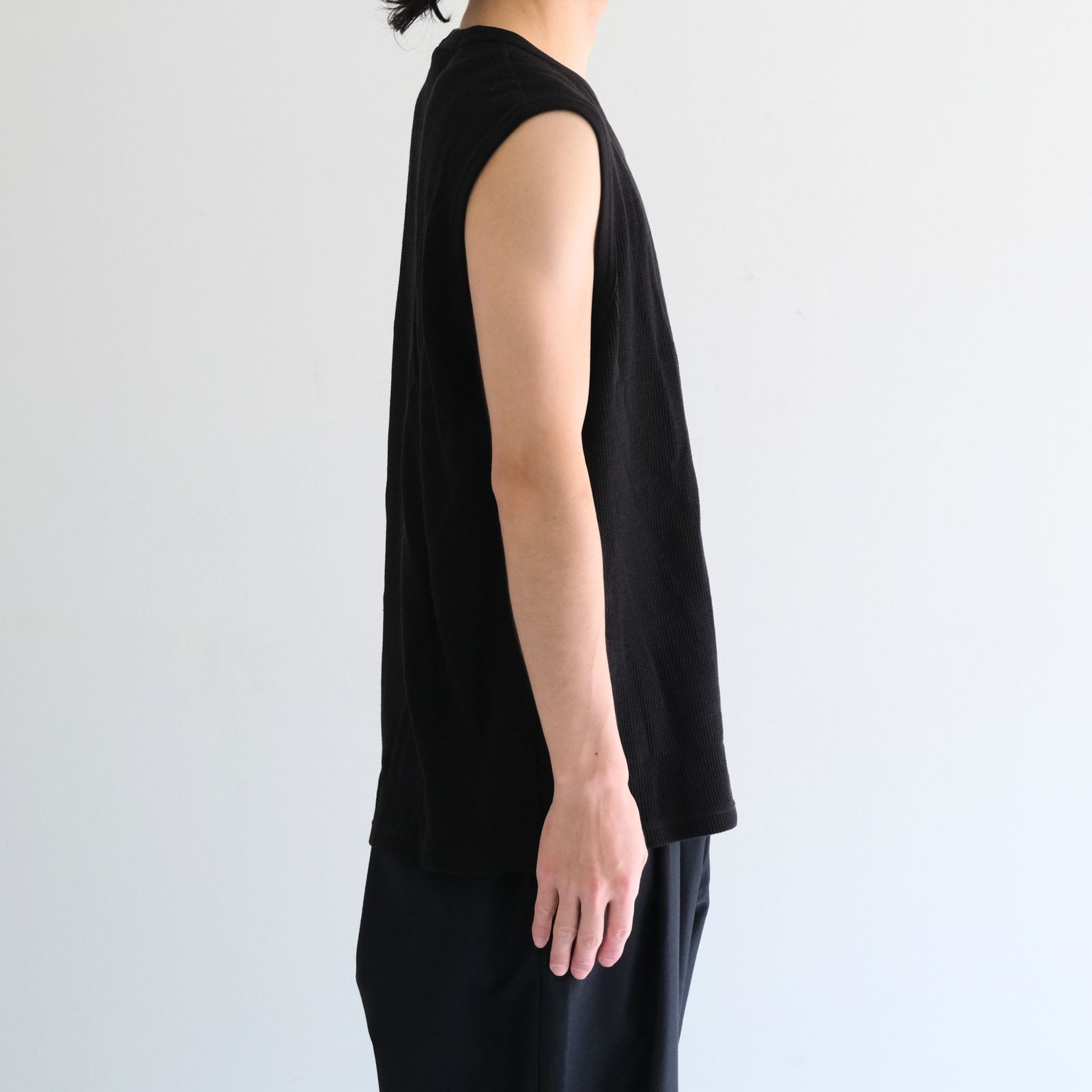 WRAP AROUND SLEEVELESS POCKET TEE ‐Recycle supima waffle‐ / ラップアラウンドスリーブレスポケットTEE ‐リサイクルスーピマワッフル‐（Black）