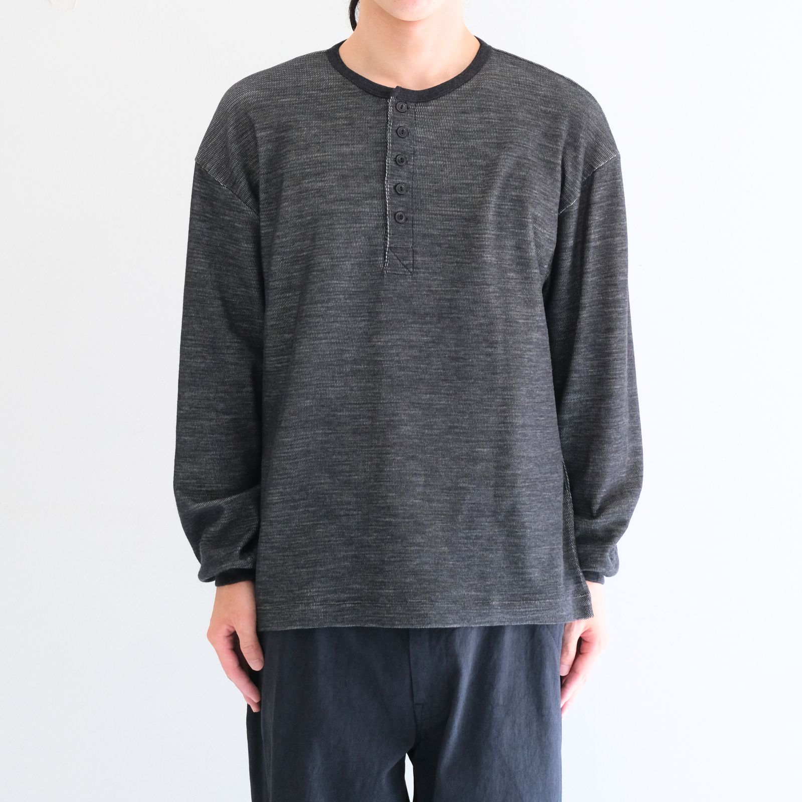 W/C HONEYCOMB HENLEY-NECK TOP（CHARCOAL）