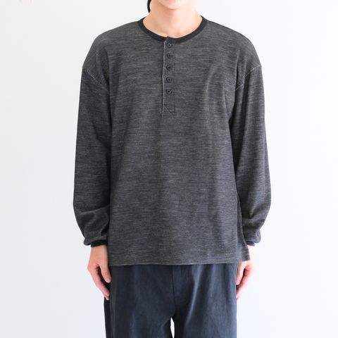 W/C HONEYCOMB HENLEY-NECK TOP（CHARCOAL）