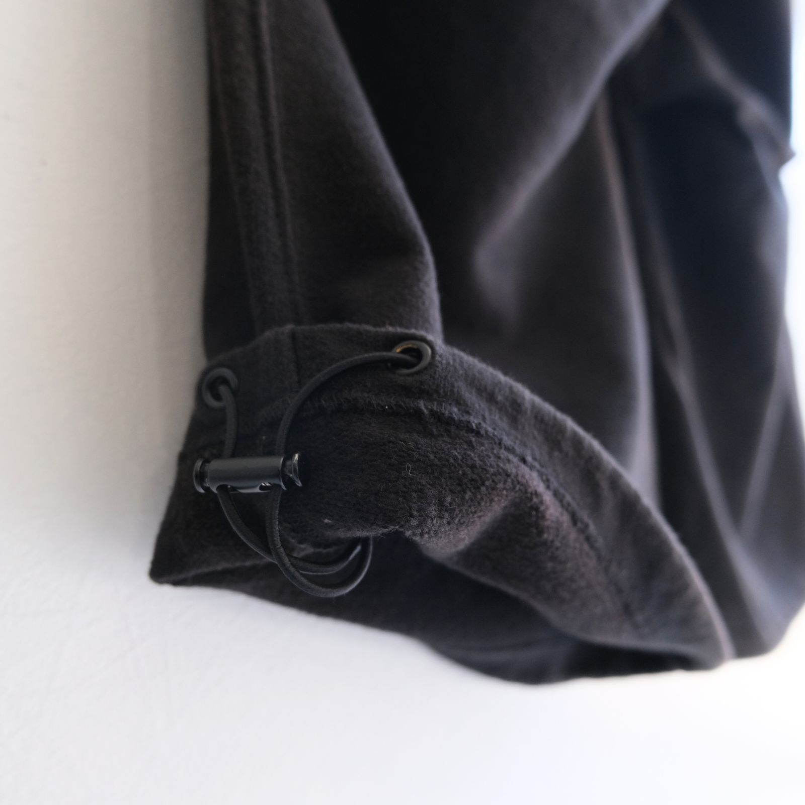Reimagined Newsboy Fleece-Lined Sweatpants / パンツ / スウェットパンツ / Bleached Black