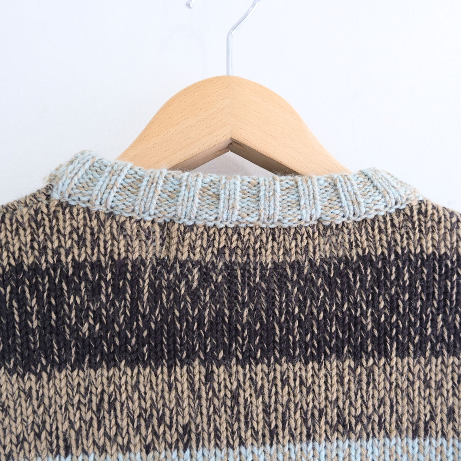 GRADATION STRIPE CREWNECK SWEATER（POWDER BLUE）