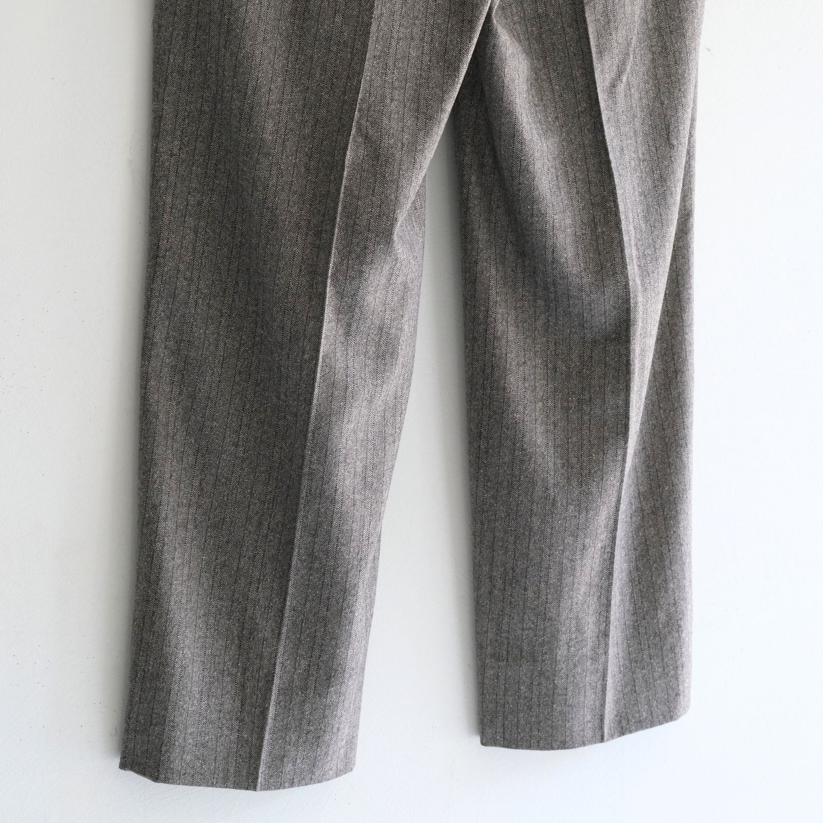 【残り1点】W/S HERRINGBONE STRIPE TUCKED TROUSERS（TAUPE GREY）