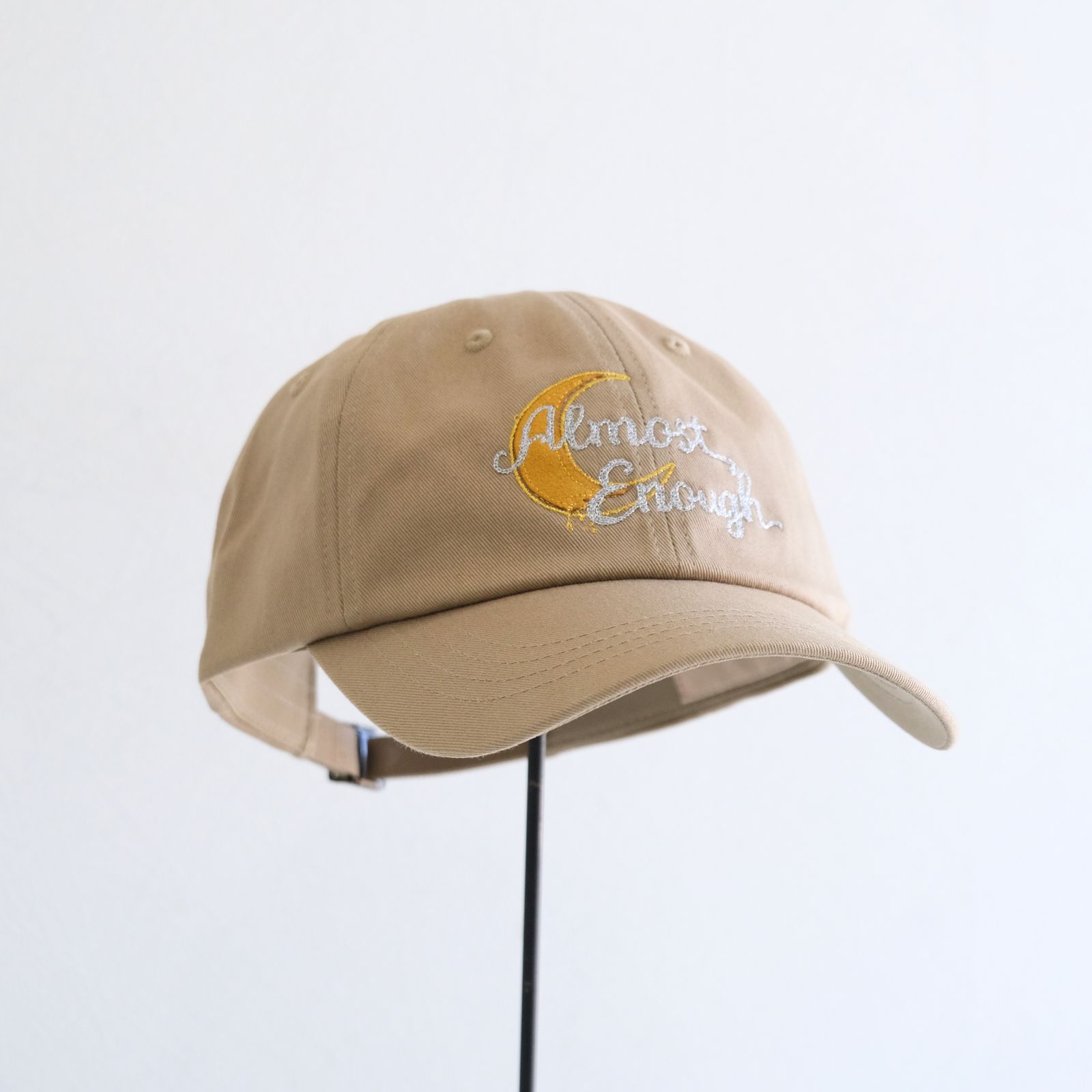 【残り1点】EMBROIDERY MID CAP（CAMEL）