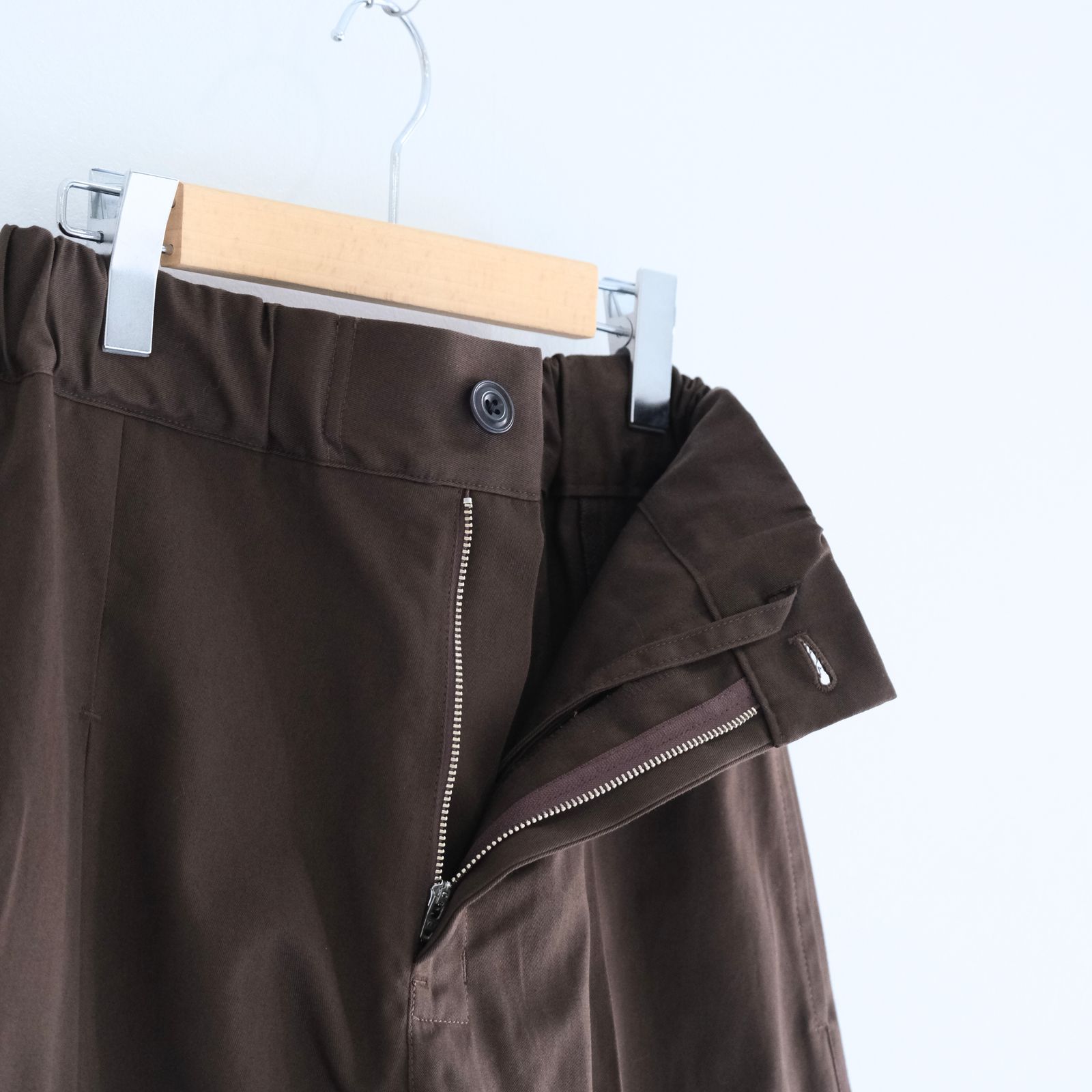 BOX PLEAT TROUSER / ボックスプリーツトラウザー / チノ / ボトムス / BROWN