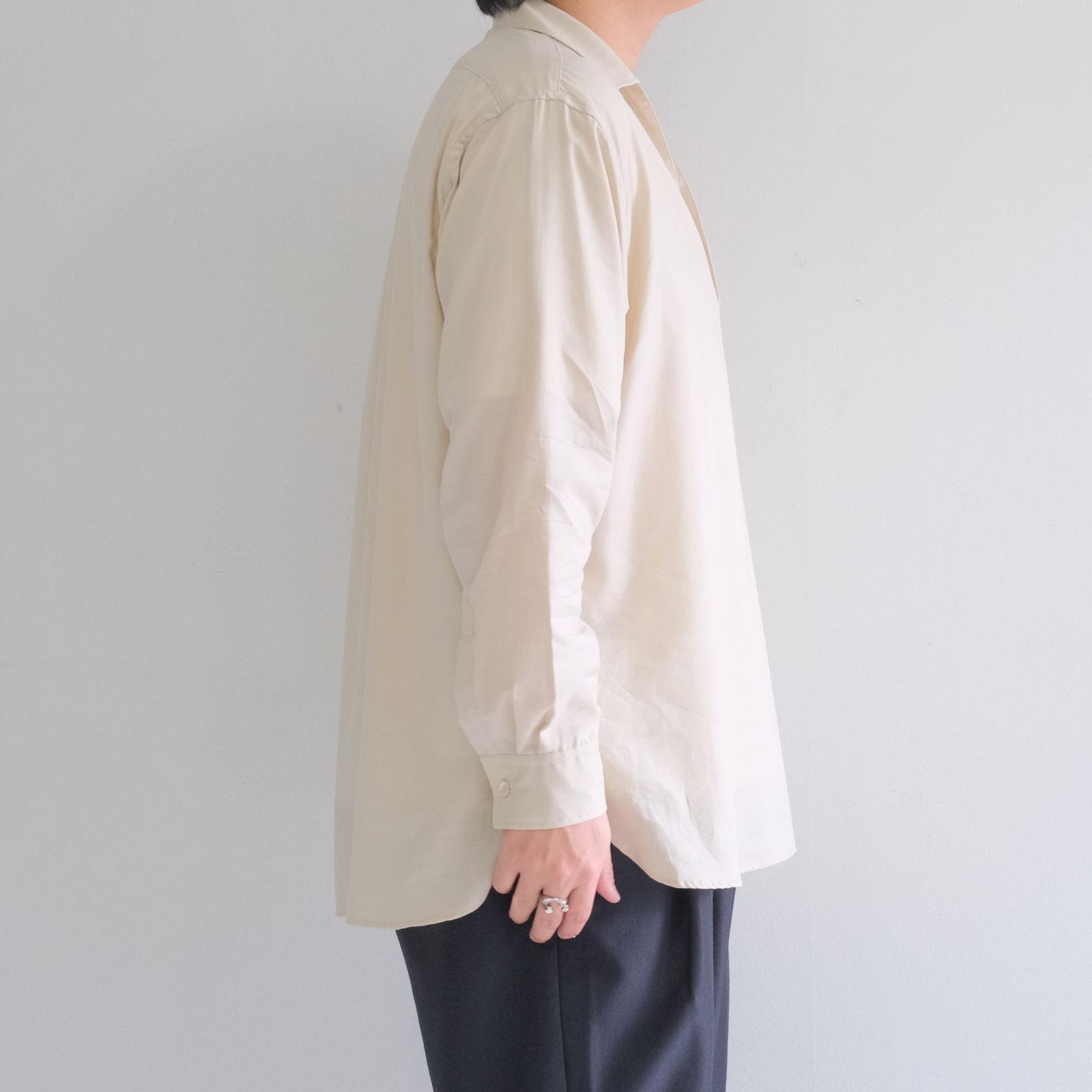 SILKY SOFT TWILL SKIPPER SHIRT / シルク ソフト ツイル スキッパー シャツ（SAND）