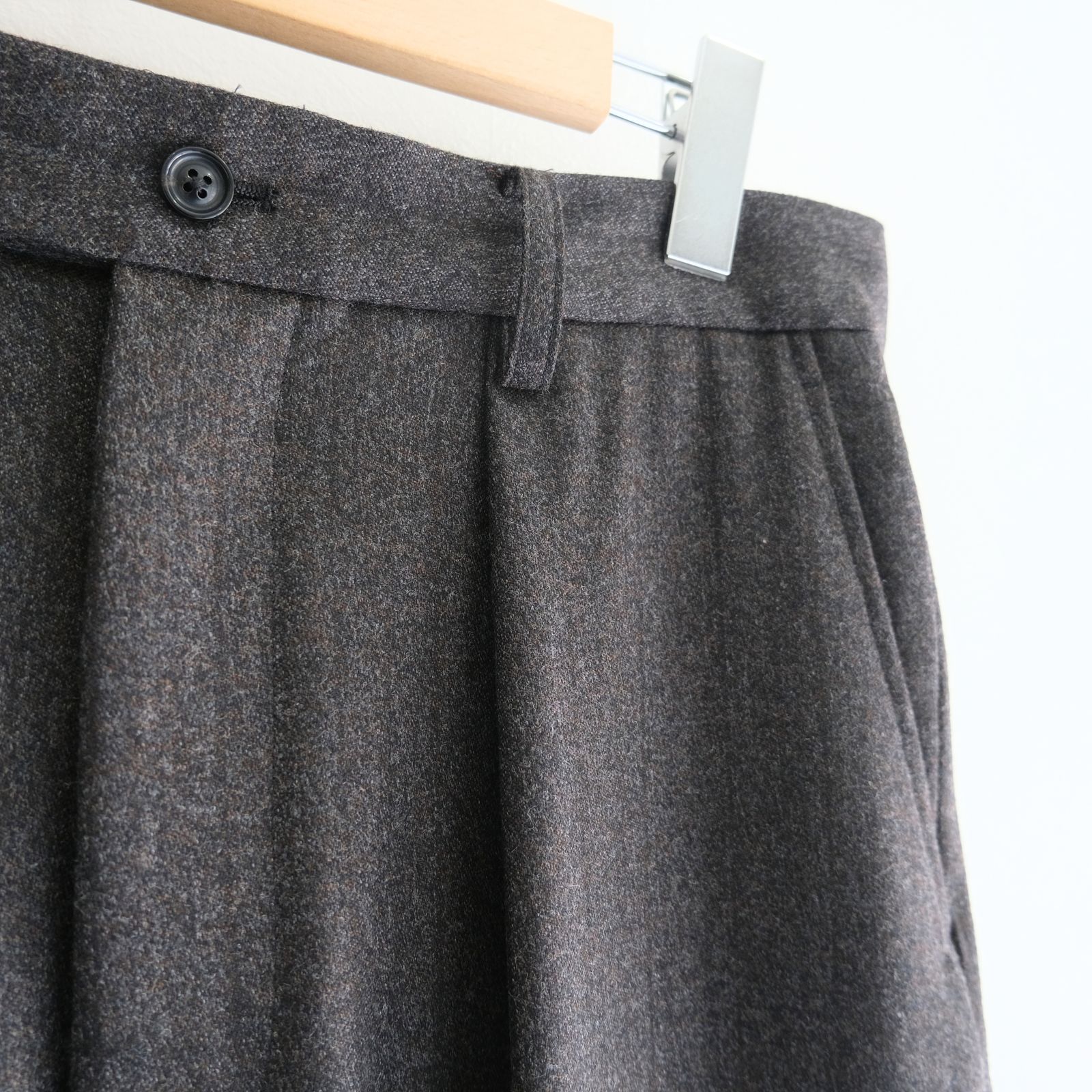【残り1点】MELANGE BARATHEA STRIPE TUCKED TROUSERS（CHARCOAL BROWN）