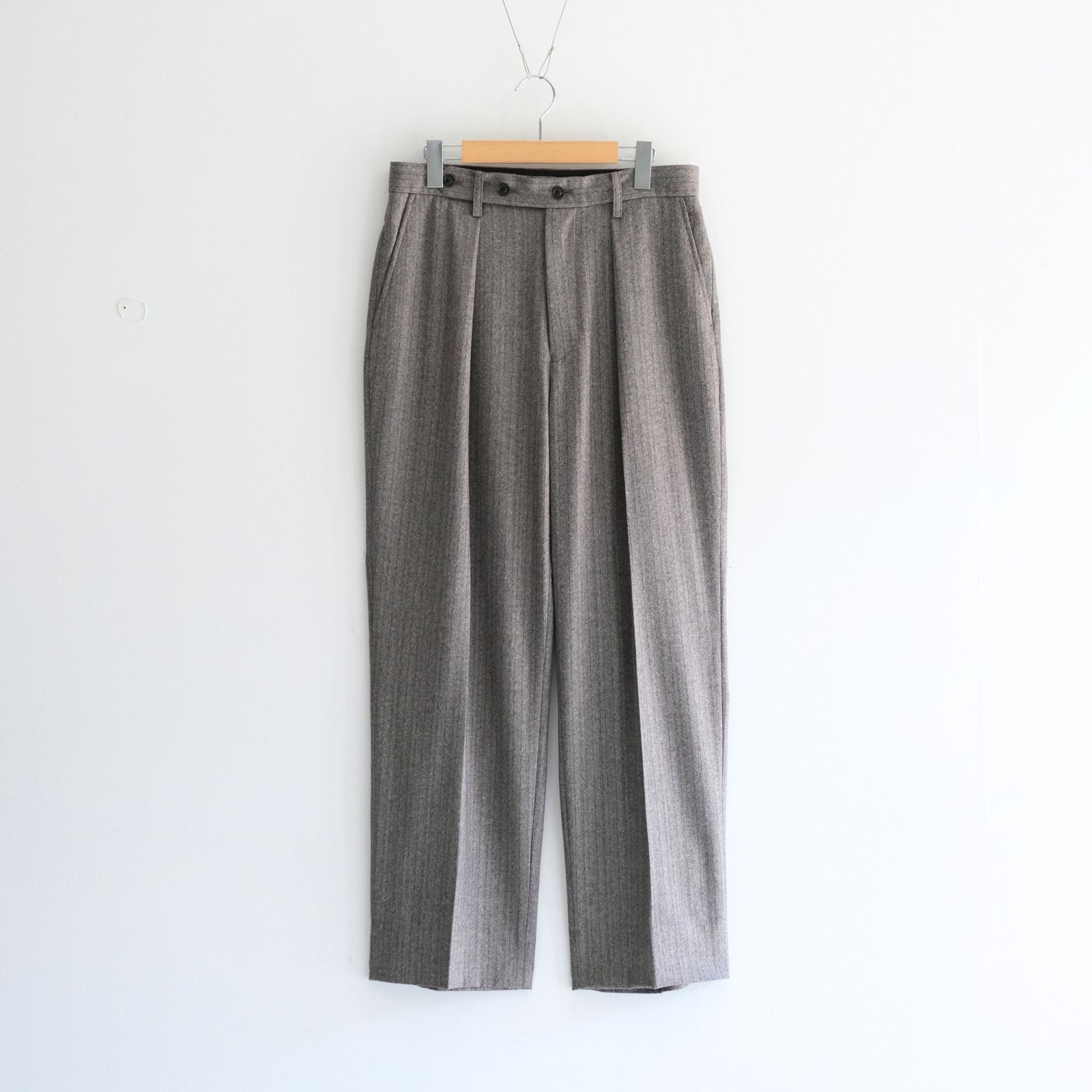 【残り1点】W/S HERRINGBONE STRIPE TUCKED TROUSERS（TAUPE GREY）