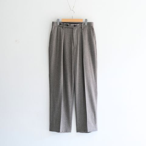 【残り1点】W/S HERRINGBONE STRIPE TUCKED TROUSERS（TAUPE GREY）