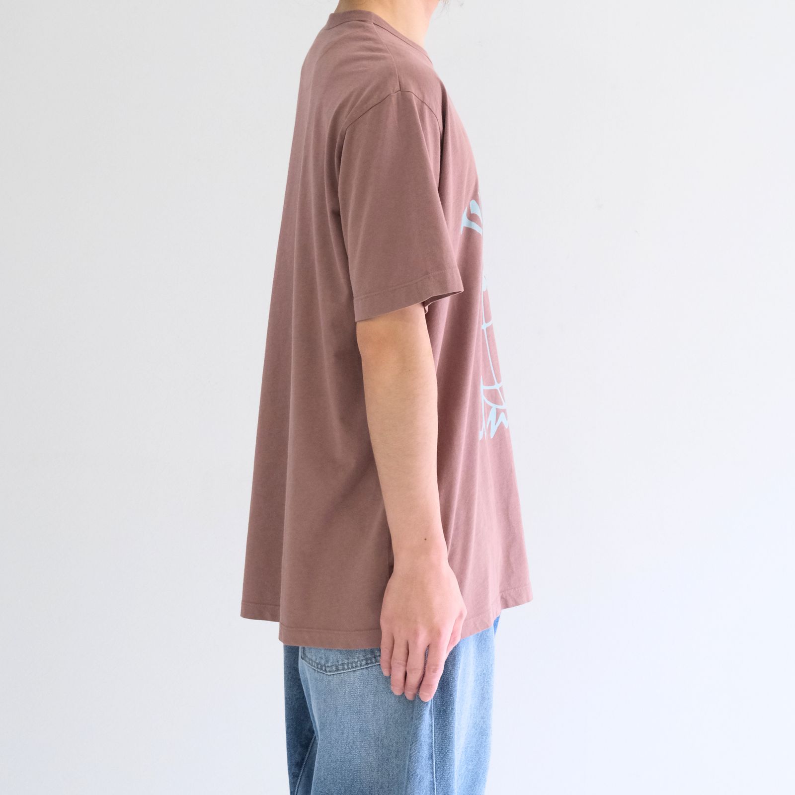 Men's Tutti Felice Print Tee / メンズ トゥッティ フェリーチェ プリントTシャツ（Cocoa）