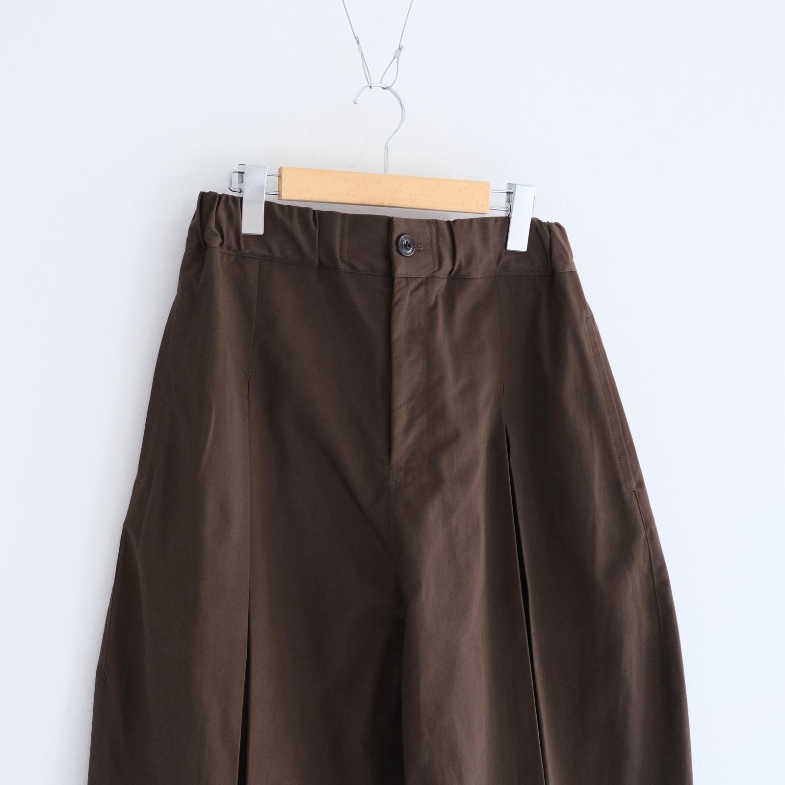 BOX PLEAT TROUSER / ボックスプリーツトラウザー / チノ / ボトムス / BROWN