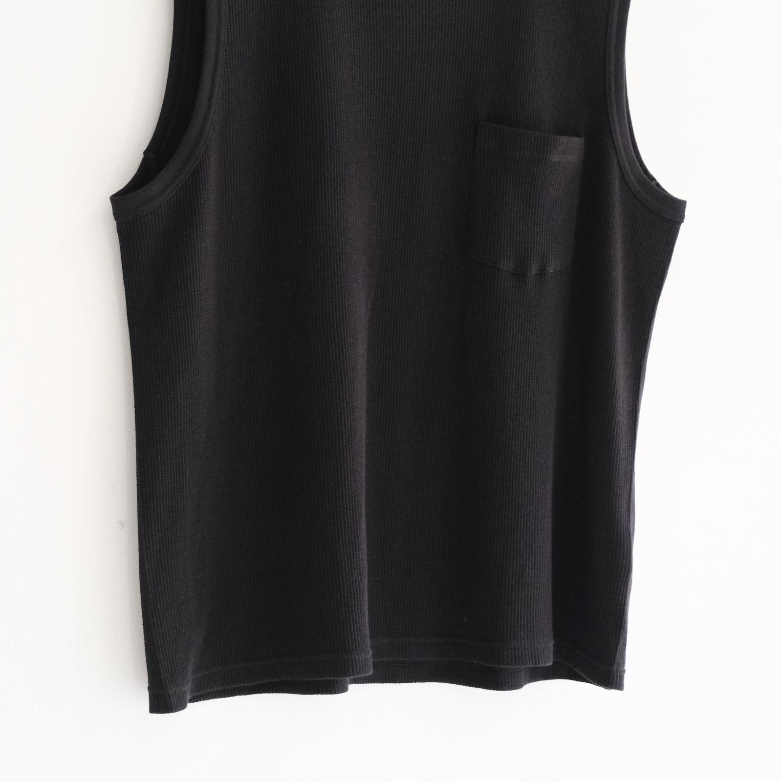 WRAP AROUND SLEEVELESS POCKET TEE ‐Recycle supima waffle‐ / ラップアラウンドスリーブレスポケットTEE ‐リサイクルスーピマワッフル‐（Black）