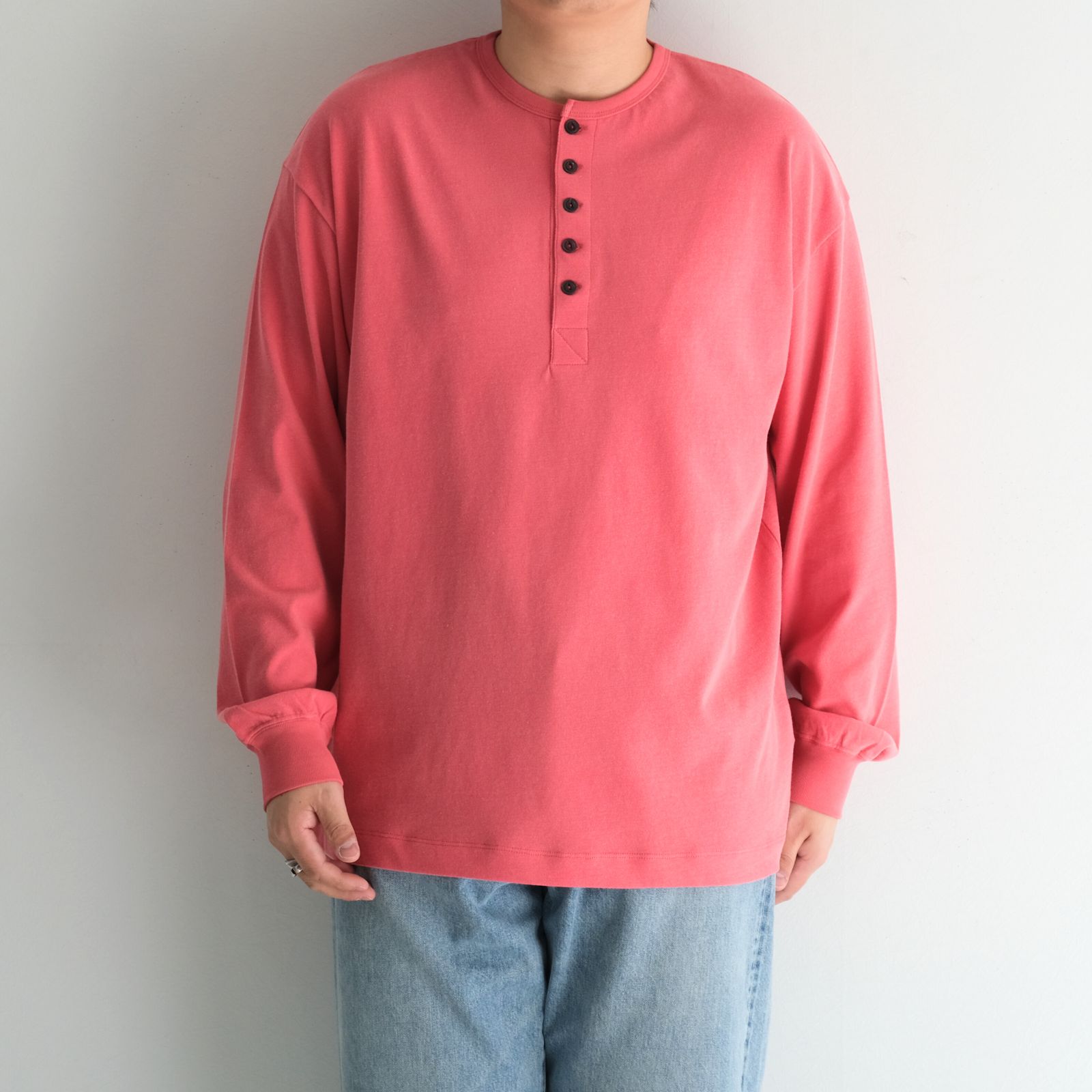 FADED TWIST TENJIKU HENLEY-NECK TOP / フェードツイスト天竺ヘンリーネックトップ（RED）
