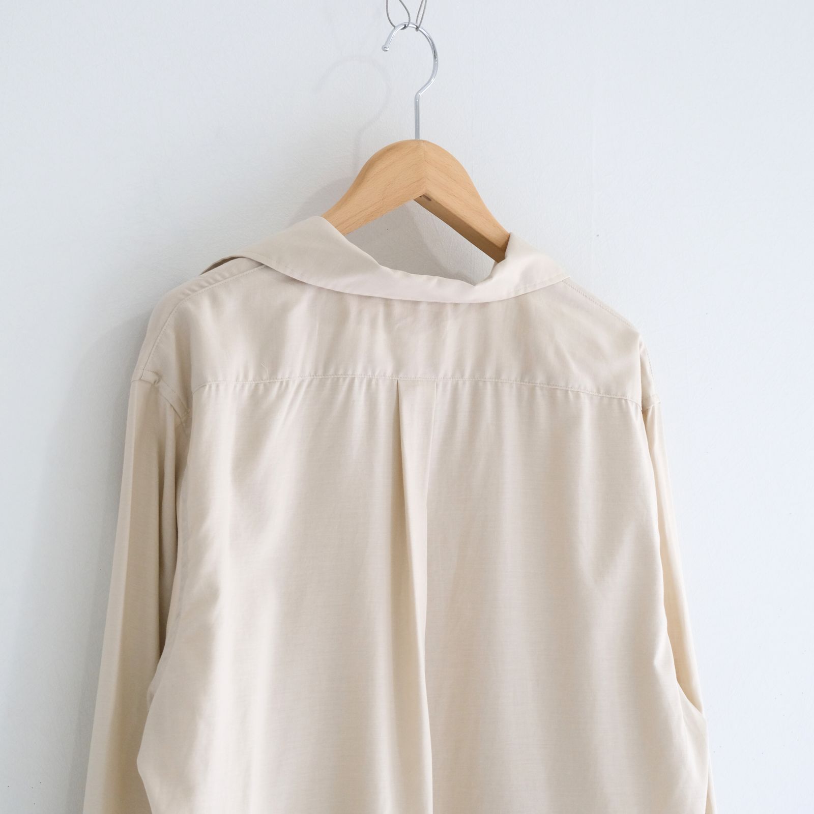 SILKY SOFT TWILL SKIPPER SHIRT / シルク ソフト ツイル スキッパー シャツ（SAND）