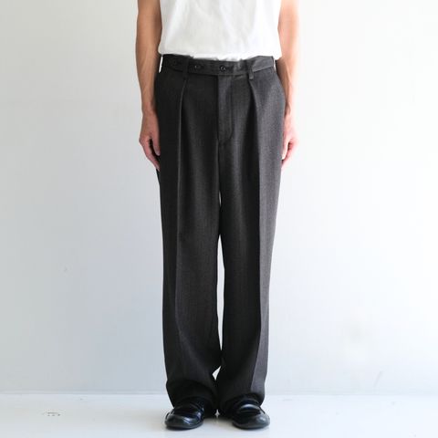 【残り1点】MELANGE BARATHEA STRIPE TUCKED TROUSERS（CHARCOAL BROWN）