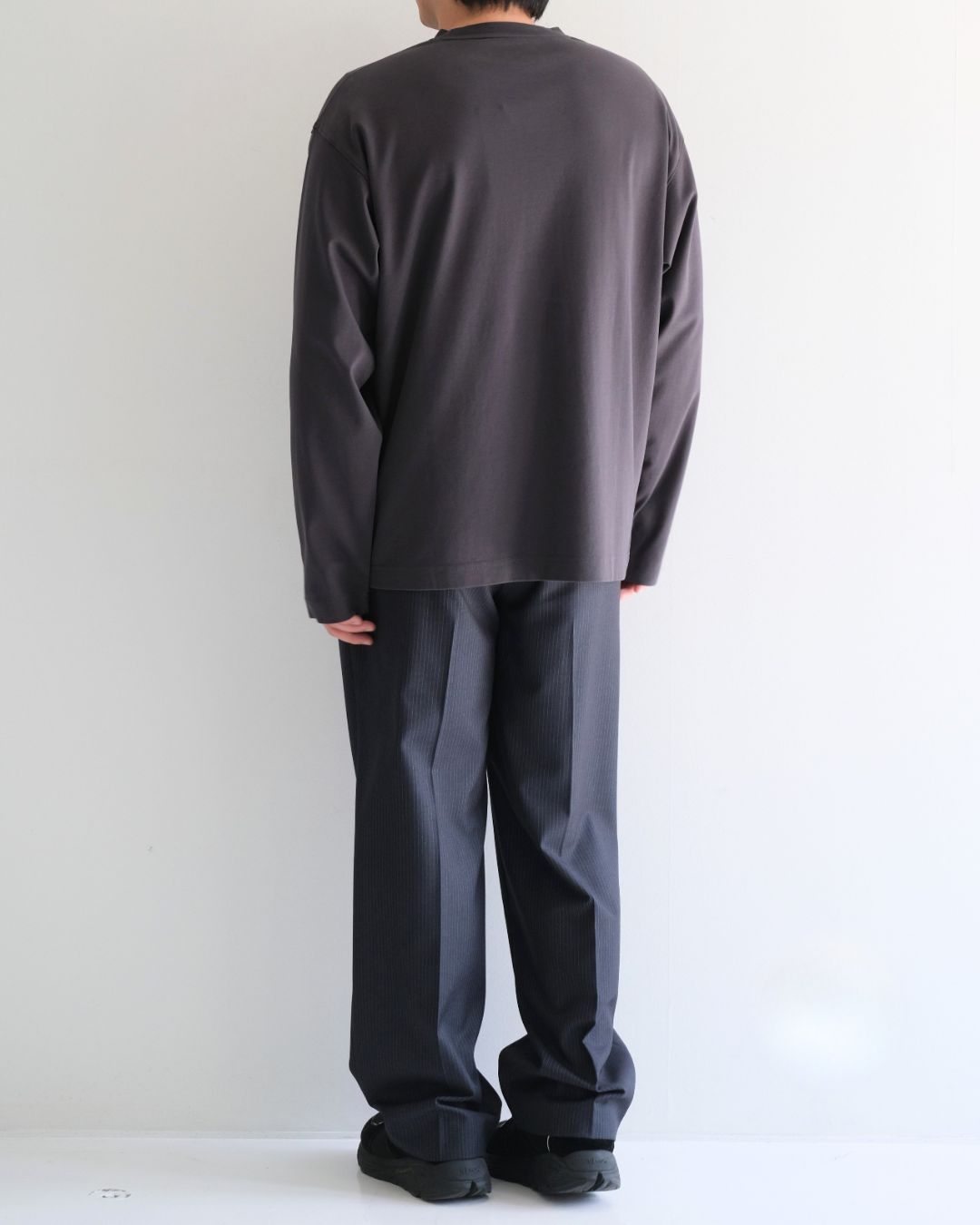 スラックスをカジュアルに。