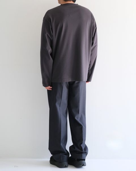 スラックスをカジュアルに。