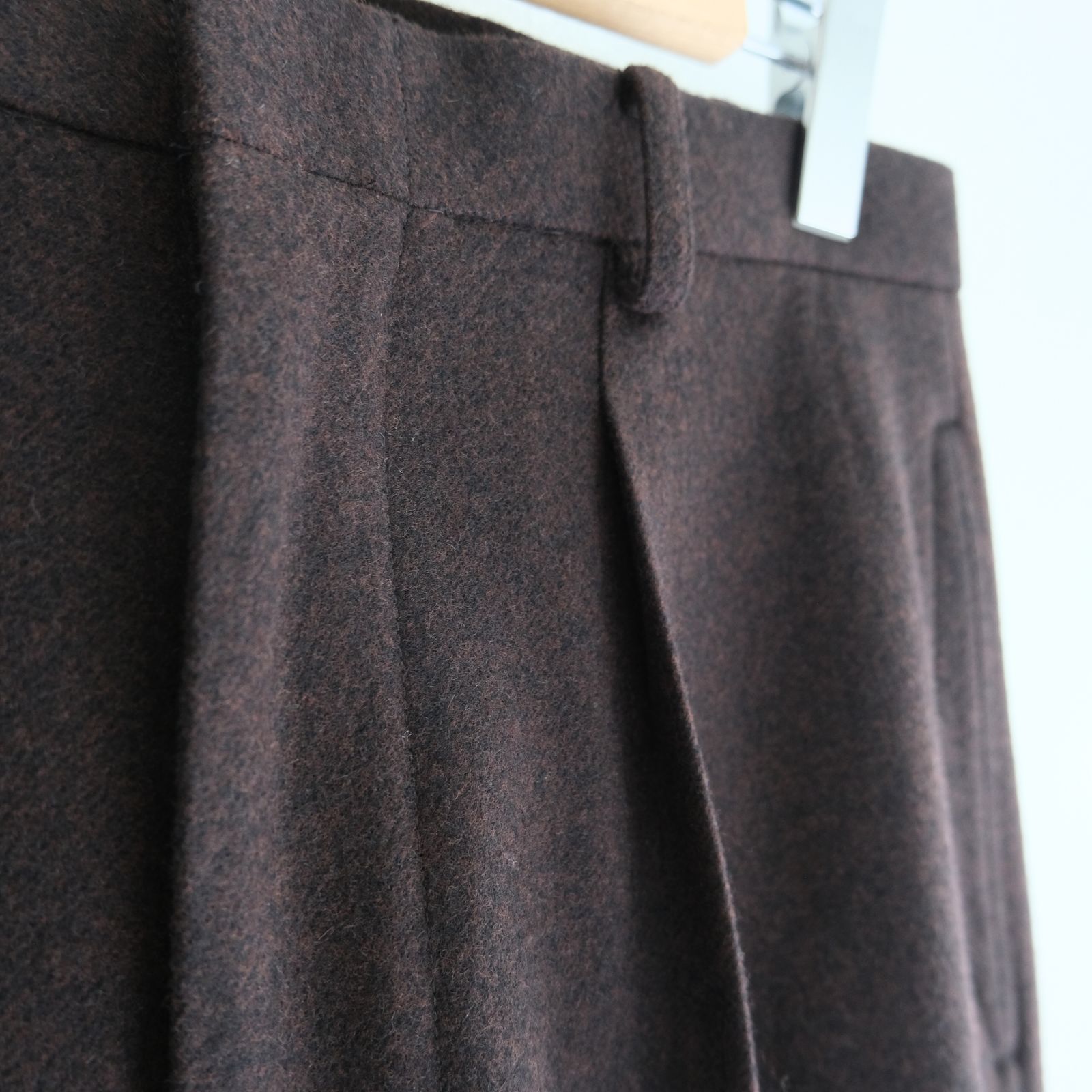 IN TUCK TROUSERS ‐Powder melton‐ / パンツ / トラウザー / メルトン素材 / Red Brown
