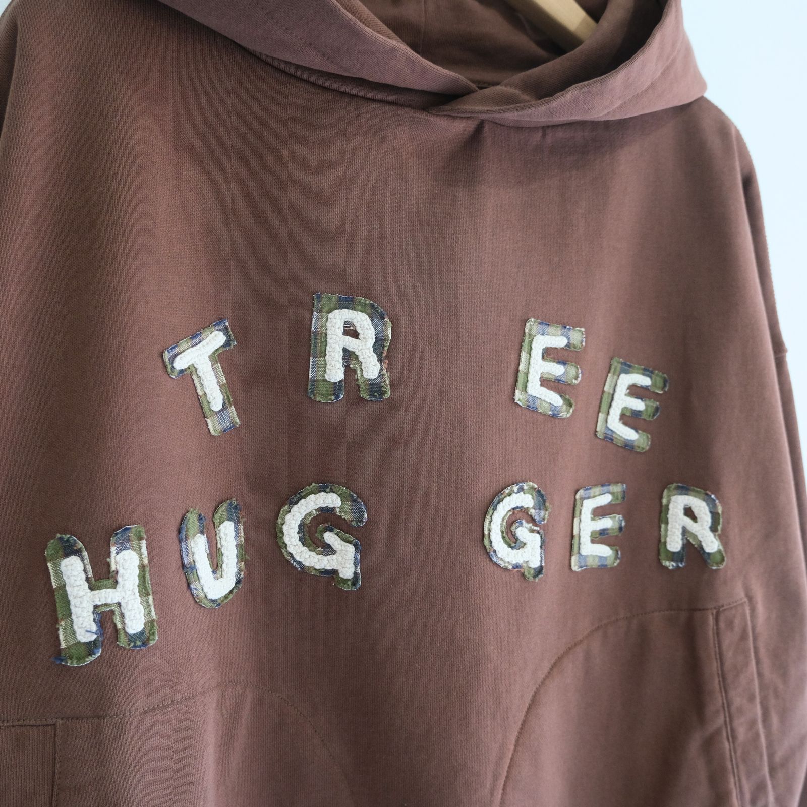 MITTEN HOODIE / ミトンパーカー（BROWN TREE HUGGER）