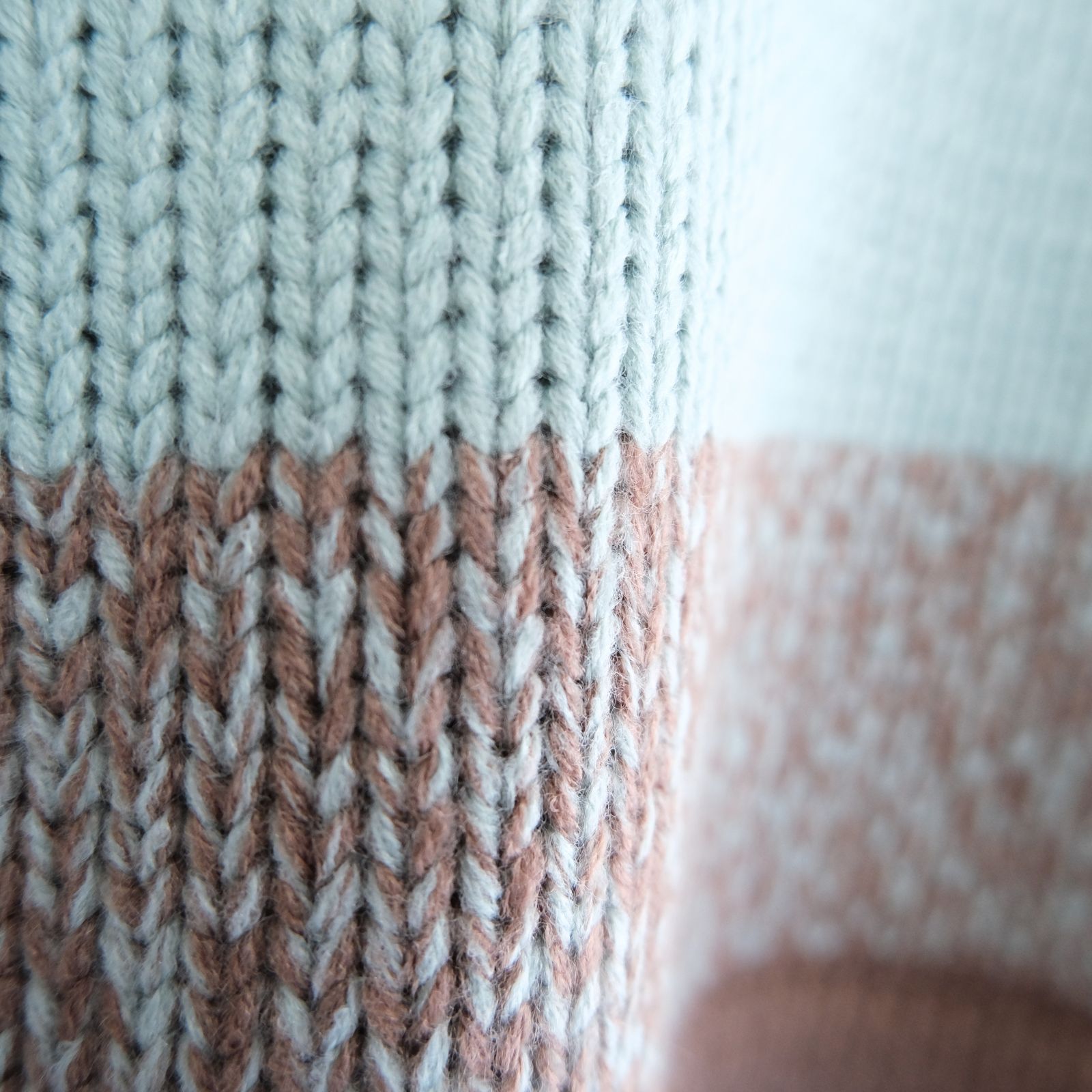 GRADATION STRIPE CREWNECK SWEATER（POWDER BLUE）