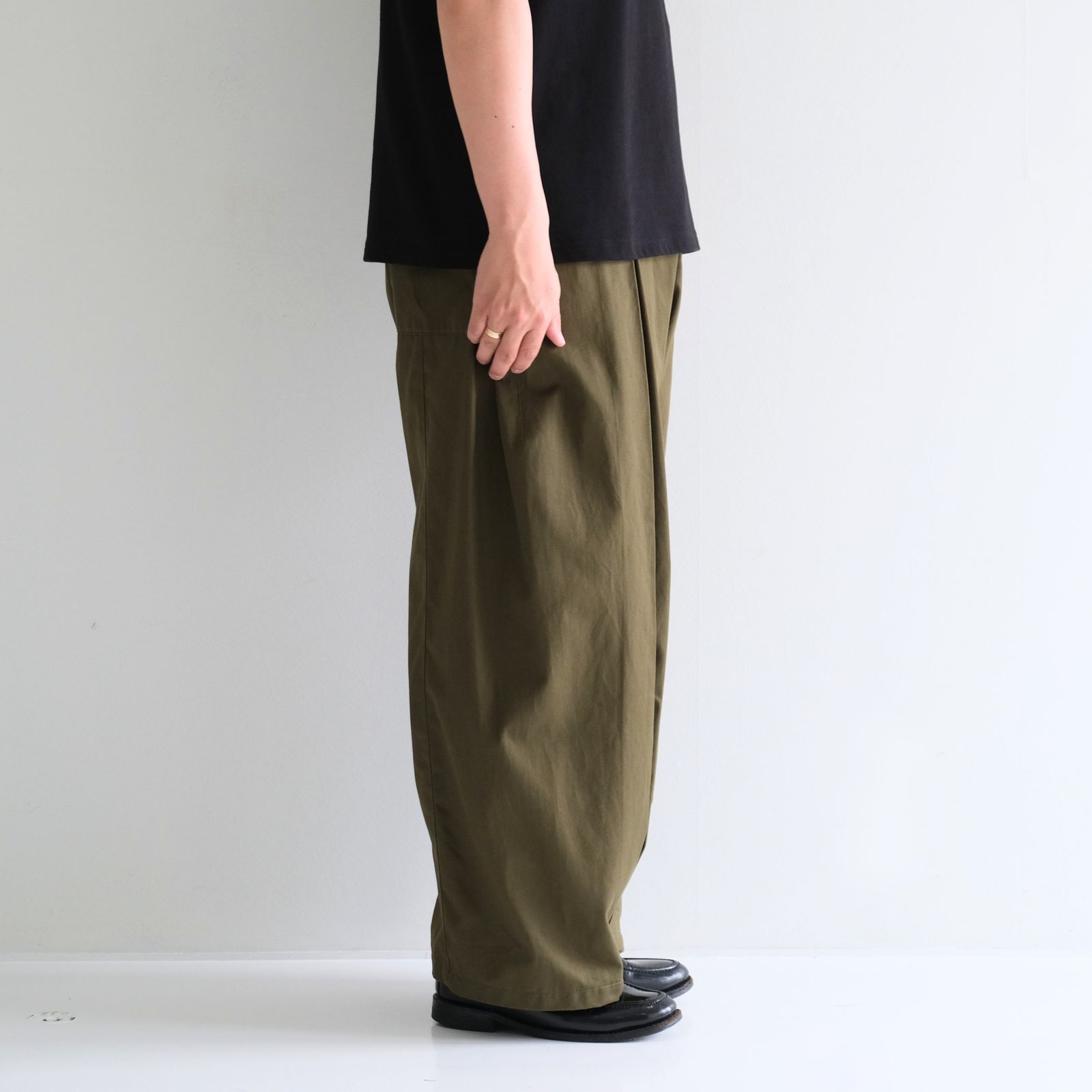 BOX PLEAT TROUSER / ボックスプリーツトラウザー / チノ / ボトムス / カーキ