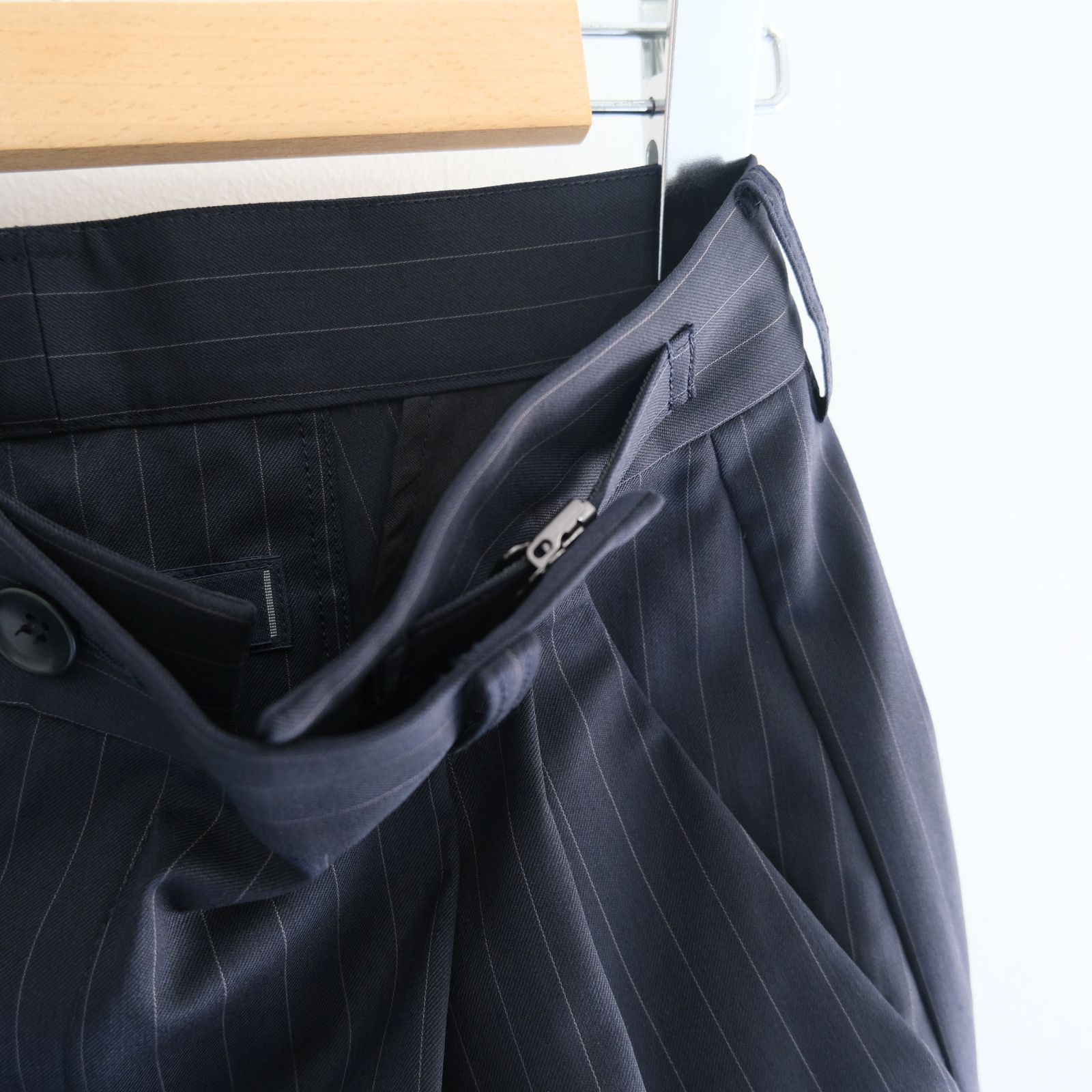 Merino Wool High-waist Slacks / メリノウール ハイウエスト スラックス（NAVY STRIPE）