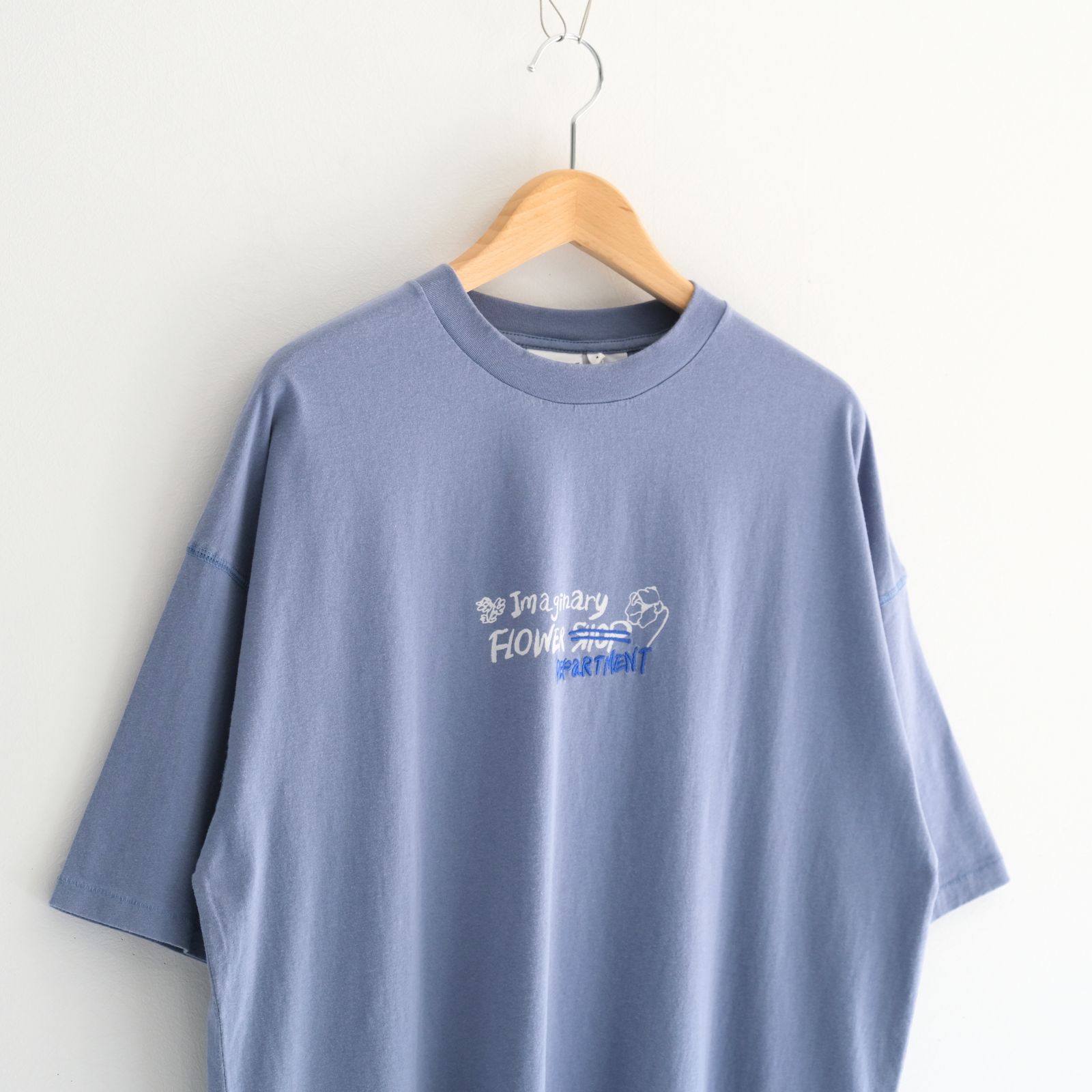 "TEE-NS".14 Imaginary FLOWER DEPaRTMENT Tee feat. MIO YAMAMOTO / 「TEE-NS」14 イマジナリーフラワーデパートメントTシャツ feat. ミオ ヤマモト（NAVY）