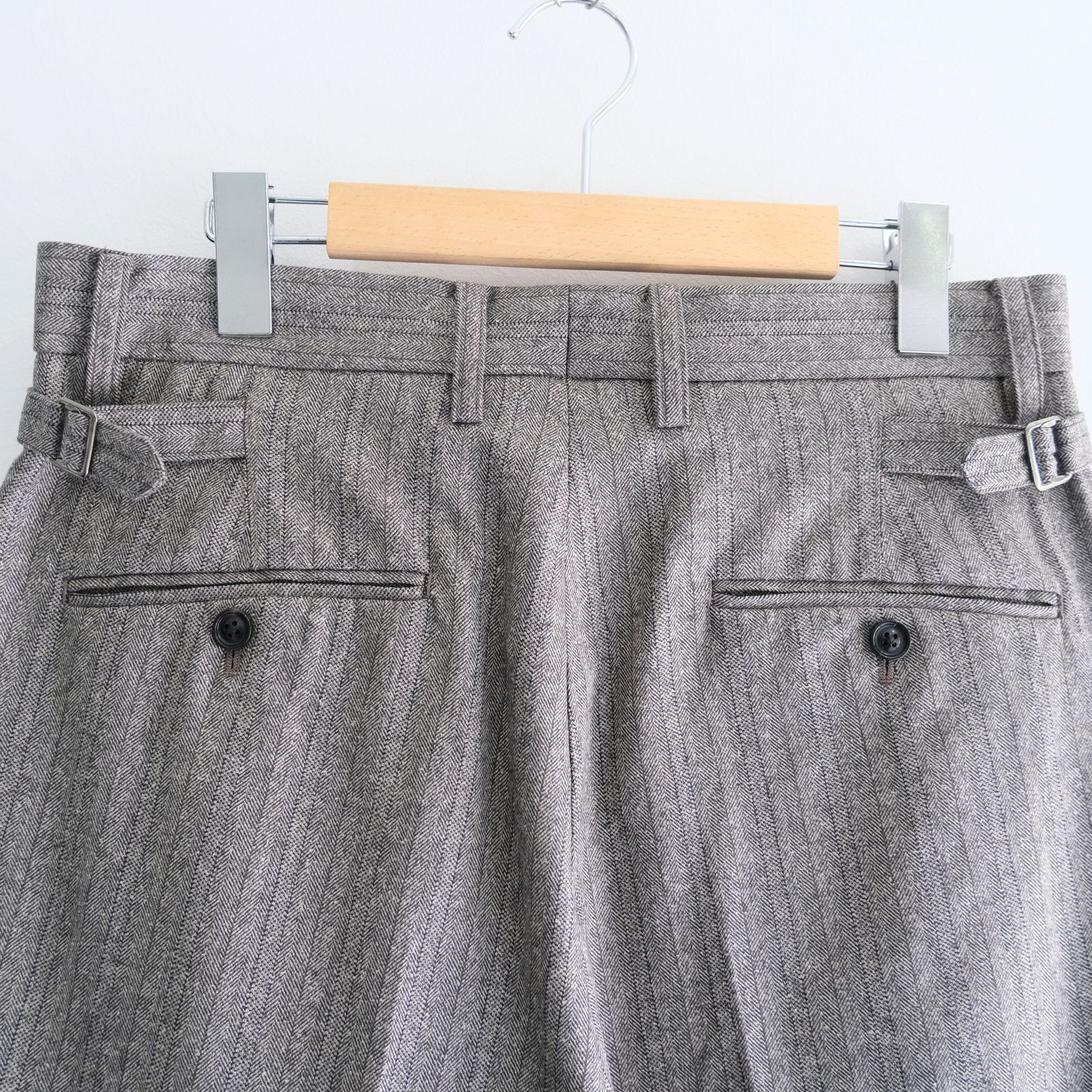 【残り1点】W/S HERRINGBONE STRIPE TUCKED TROUSERS（TAUPE GREY）