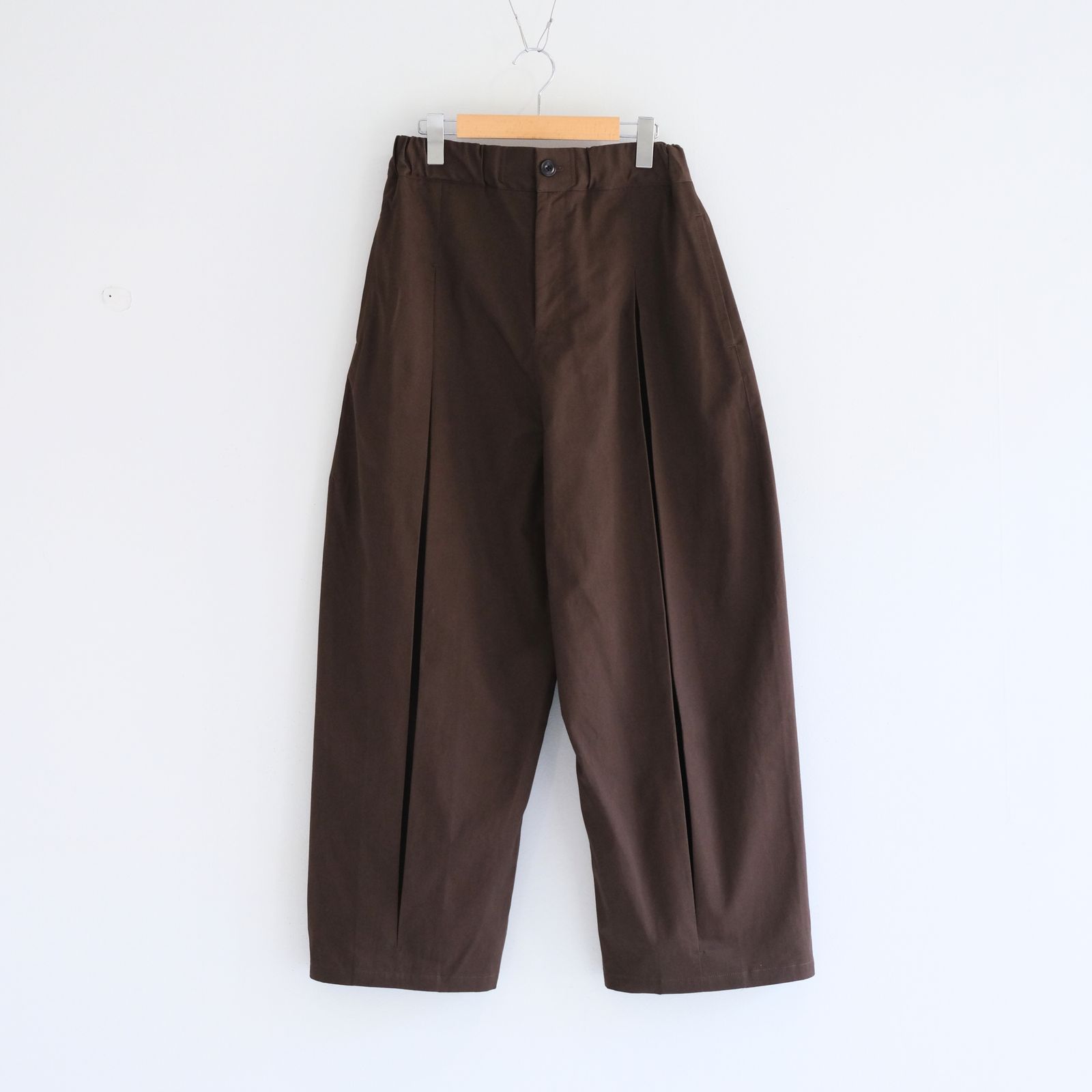 BOX PLEAT TROUSER / ボックスプリーツトラウザー / チノ / ボトムス / BROWN