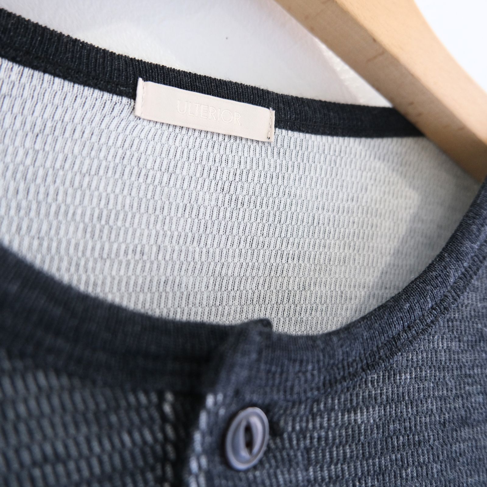 W/C HONEYCOMB HENLEY-NECK TOP（CHARCOAL）