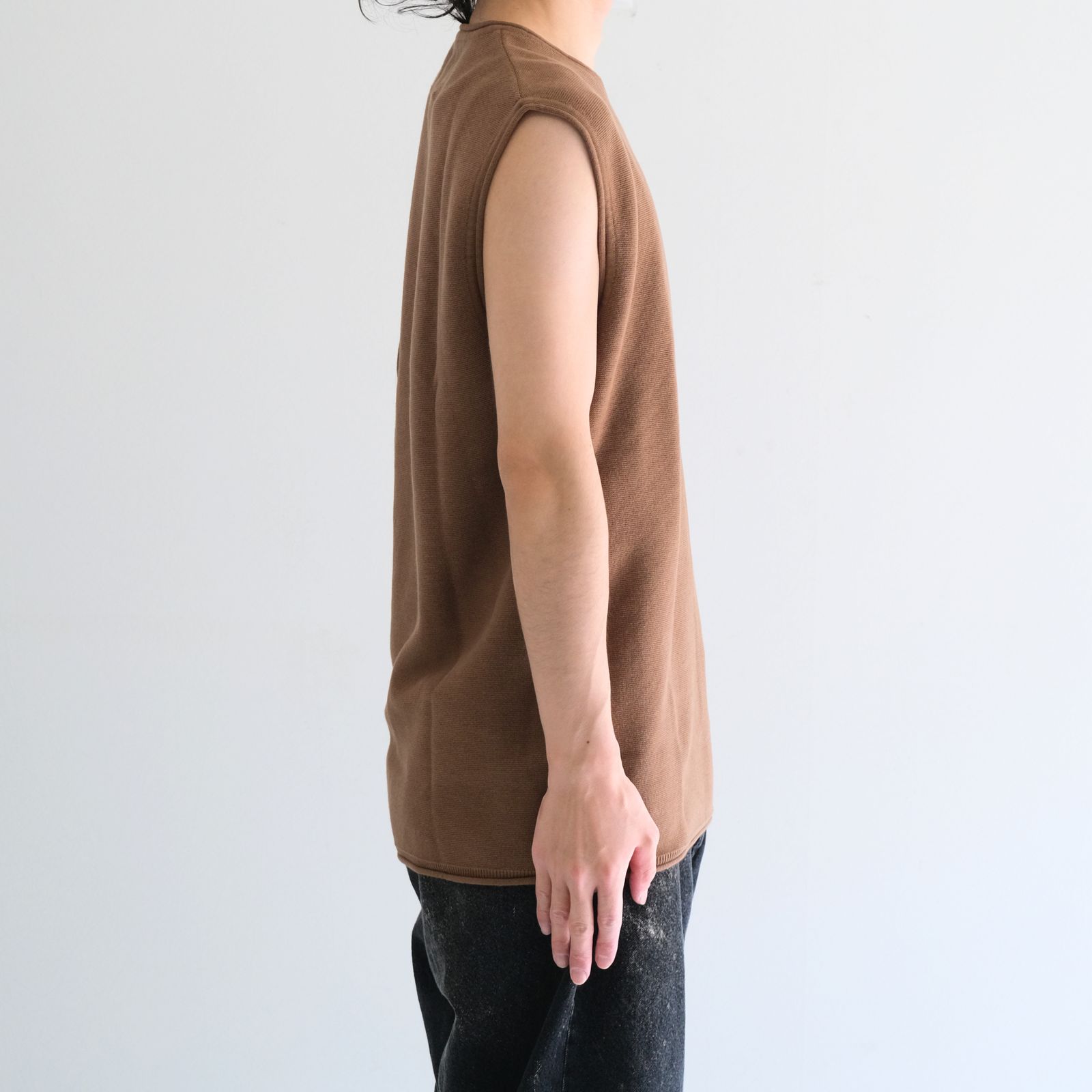 PREMIUM WIDE SHOULDER KNIT SLEEVELESS / プレミアムワイドショルダーニット ノースリーブ（CARAMEL BROWN）
