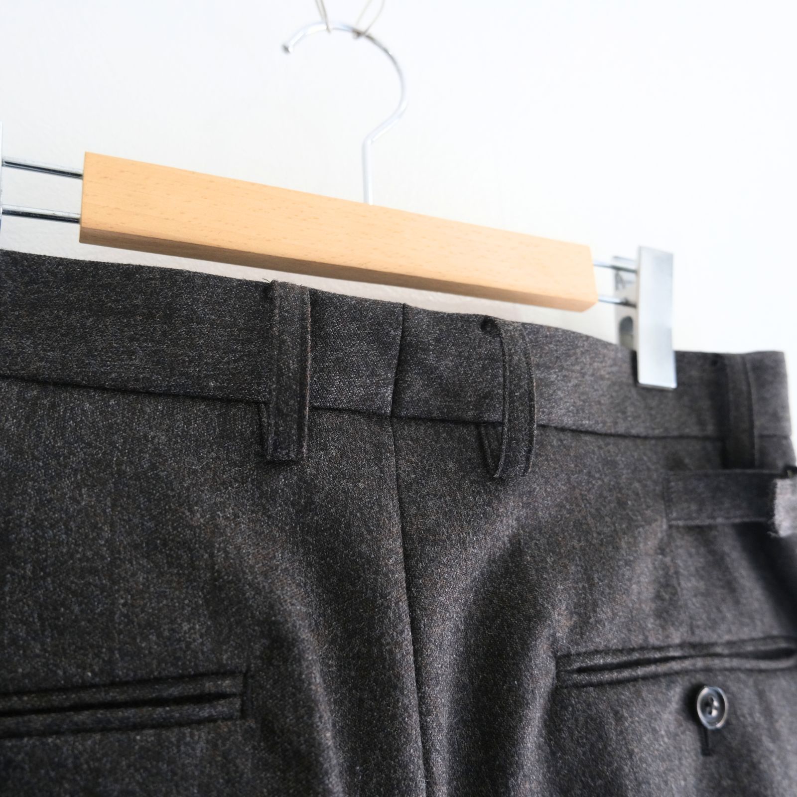 【残り1点】MELANGE BARATHEA STRIPE TUCKED TROUSERS（CHARCOAL BROWN）