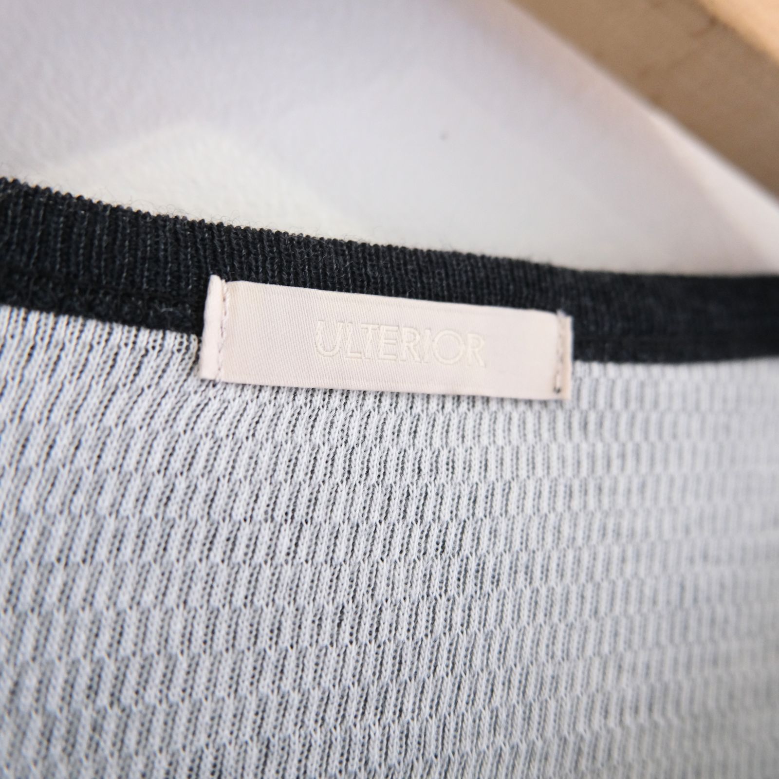 W/C HONEYCOMB HENLEY-NECK TOP（CHARCOAL）