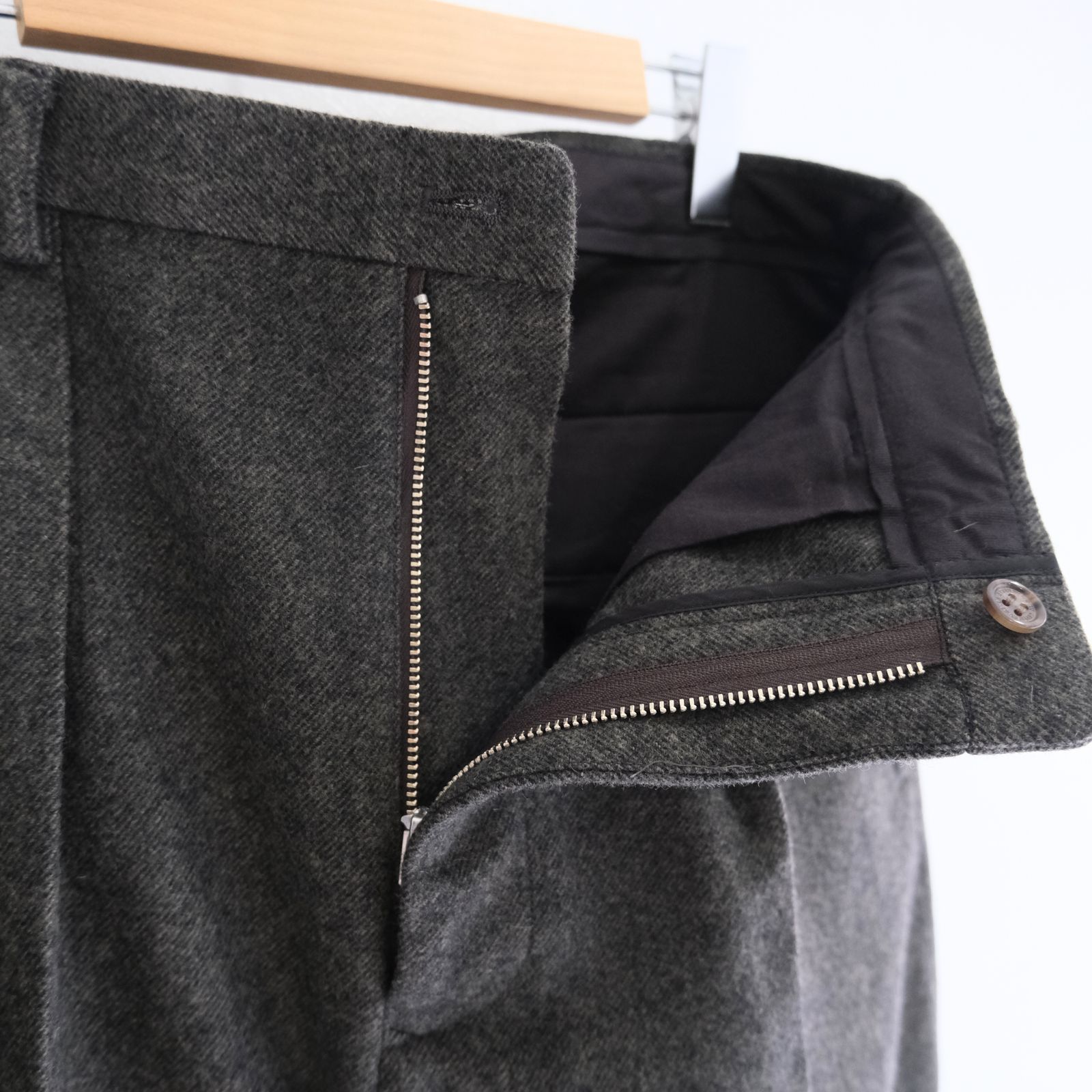 IN TUCK TROUSERS ‐Powder melton‐ / パンツ / トラウザー / メルトン素材 / Mid Gray