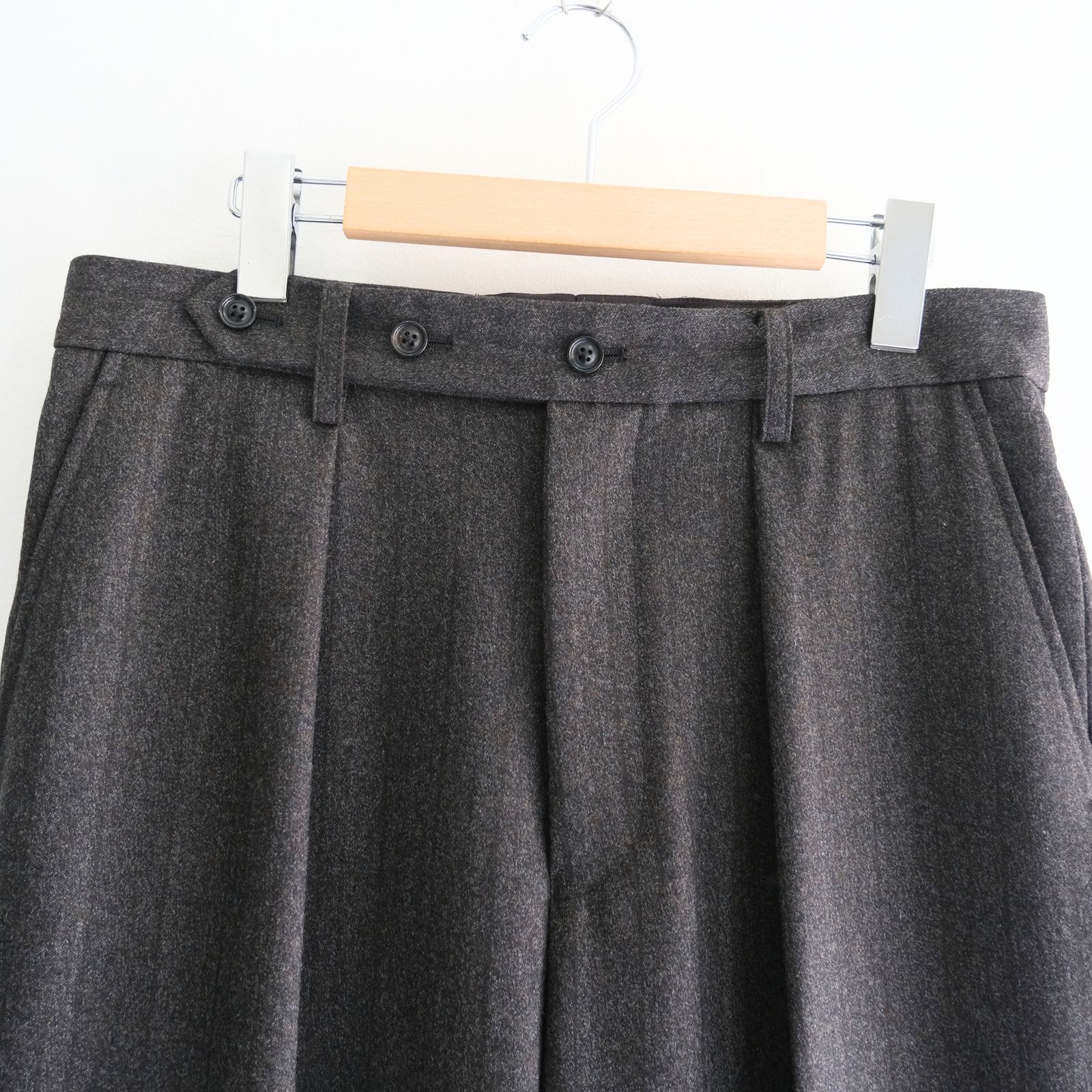 【残り1点】MELANGE BARATHEA STRIPE TUCKED TROUSERS（CHARCOAL BROWN）