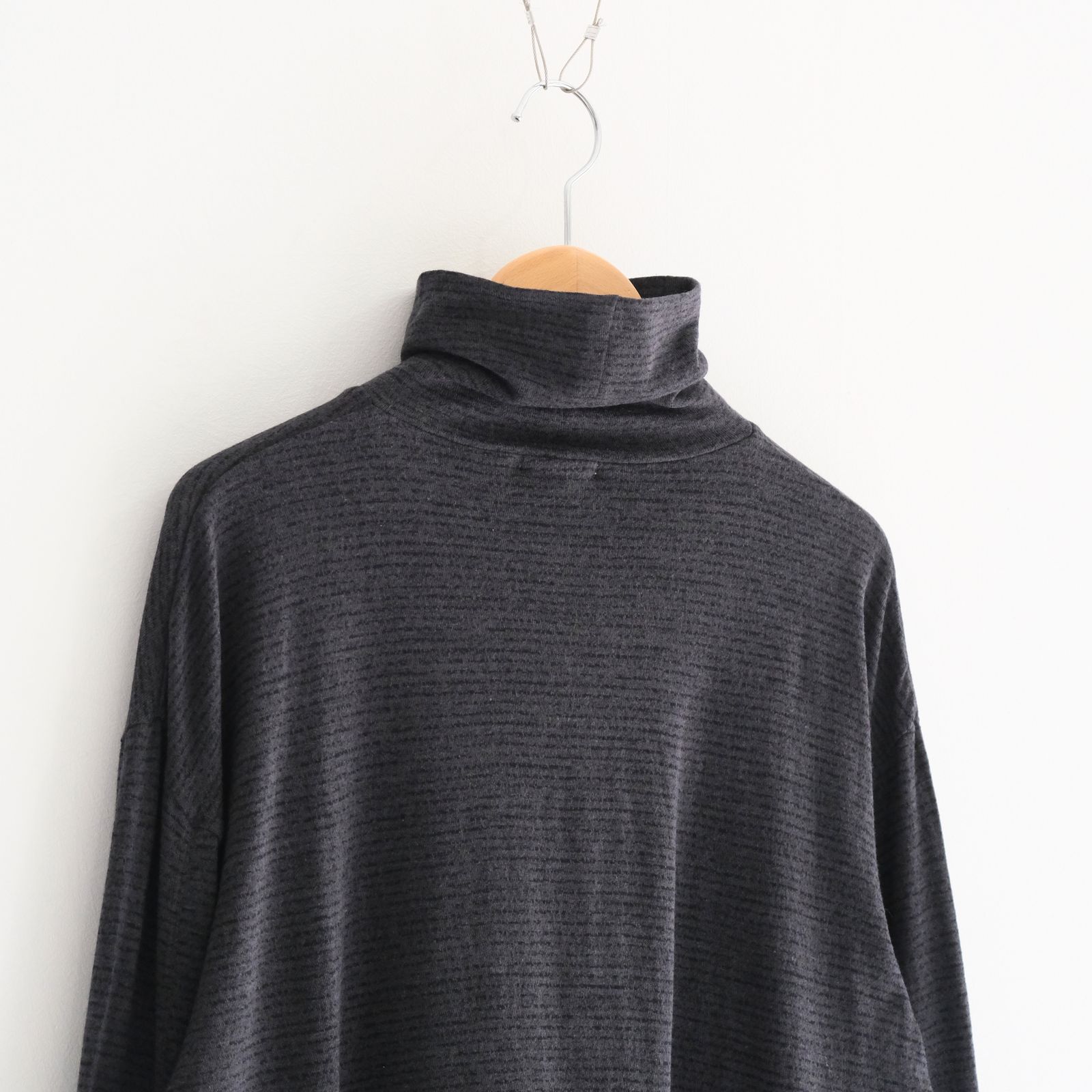 SUPER FINE WOOL COTTON TURTLE-NECK TOP（BORDER STRIPE）（BLACK×CHARCOAL）