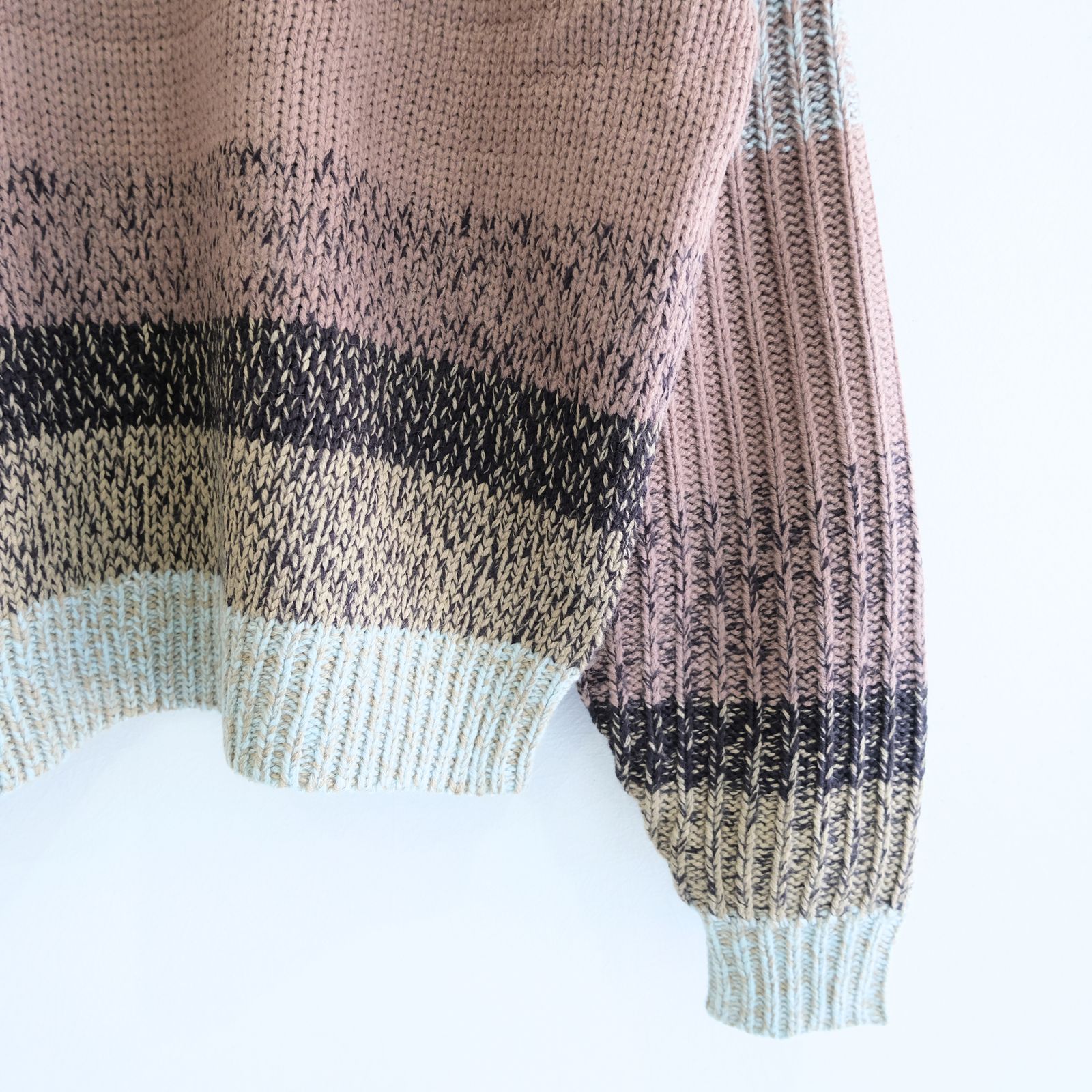 GRADATION STRIPE CREWNECK SWEATER（POWDER BLUE）