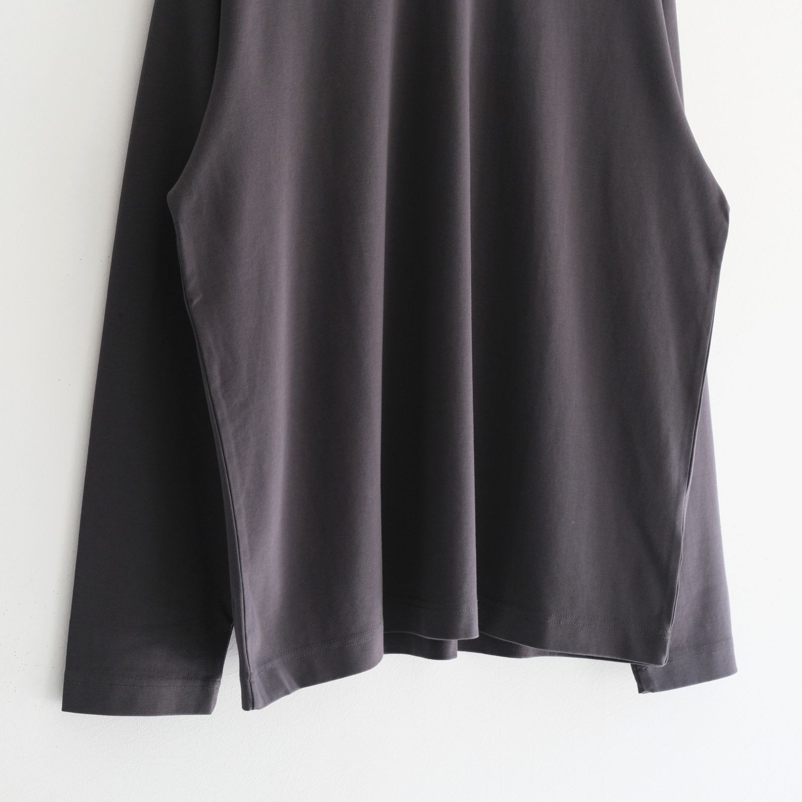 Basis L/S Tee / ベーシック長袖Tシャツ（GRAPHITE）