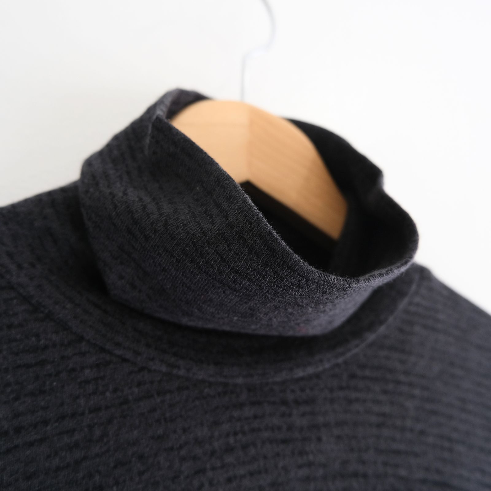 SUPER FINE WOOL COTTON TURTLE-NECK TOP（BORDER STRIPE）（BLACK×CHARCOAL）