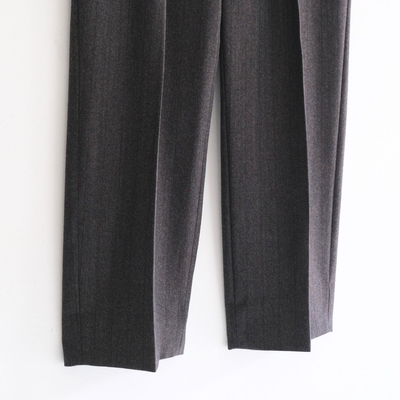 【残り1点】MELANGE BARATHEA STRIPE TUCKED TROUSERS（CHARCOAL BROWN）
