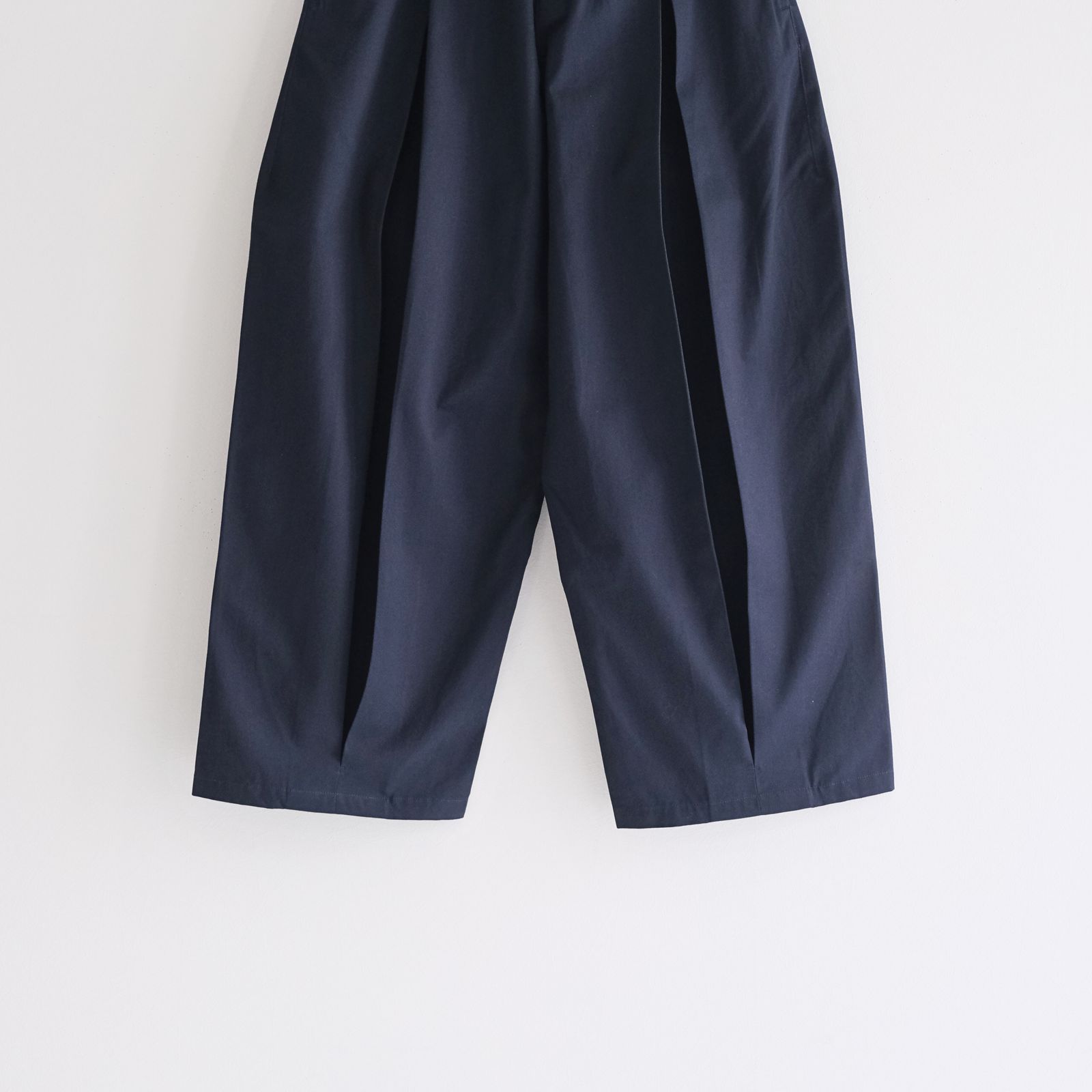 BOX PLEAT TROUSER / ボックスプリーツトラウザー / チノ / ボトムス / ネイビー
