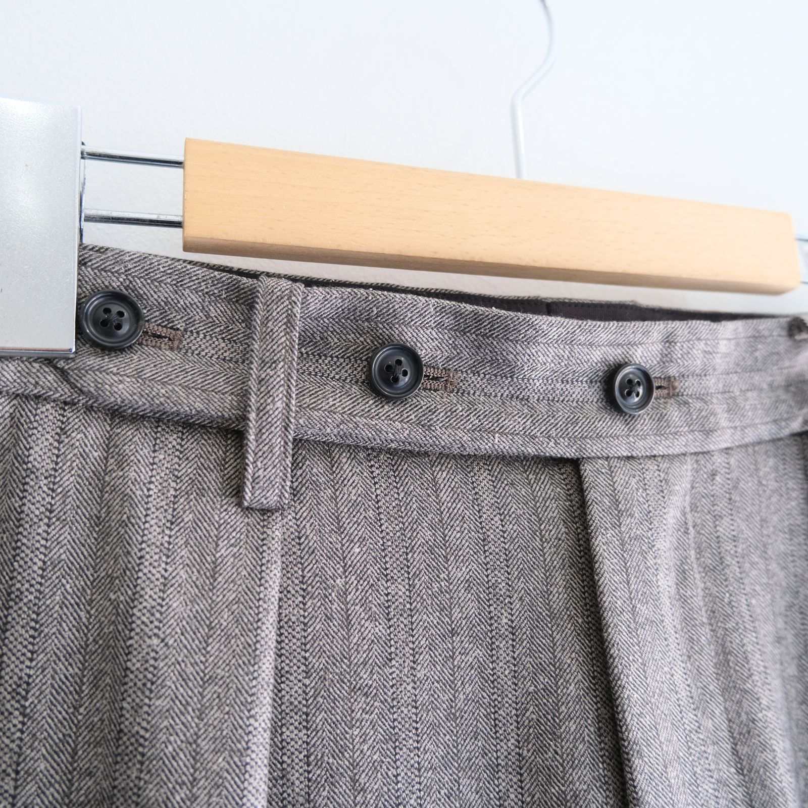 【残り1点】W/S HERRINGBONE STRIPE TUCKED TROUSERS（TAUPE GREY）