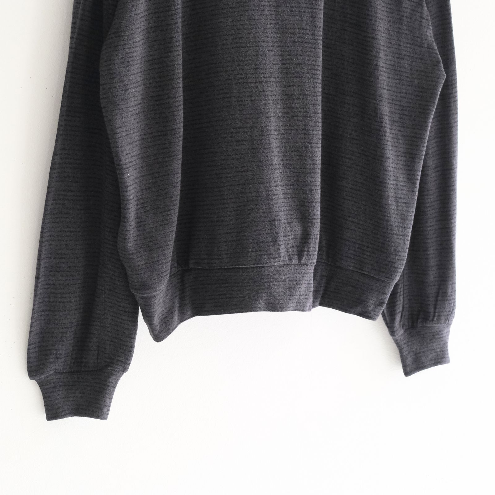 SUPER FINE WOOL COTTON TURTLE-NECK TOP（BORDER STRIPE）（BLACK×CHARCOAL）
