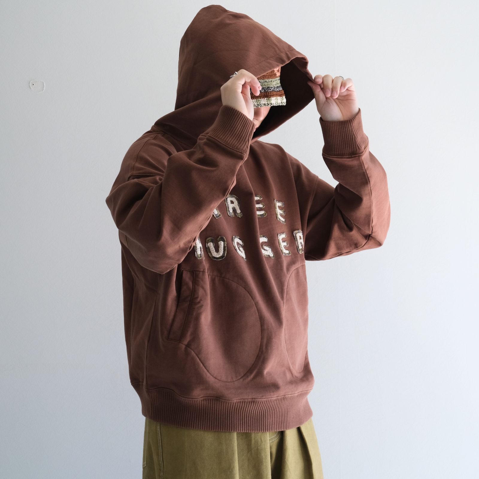 MITTEN HOODIE / ミトンパーカー（BROWN TREE HUGGER）